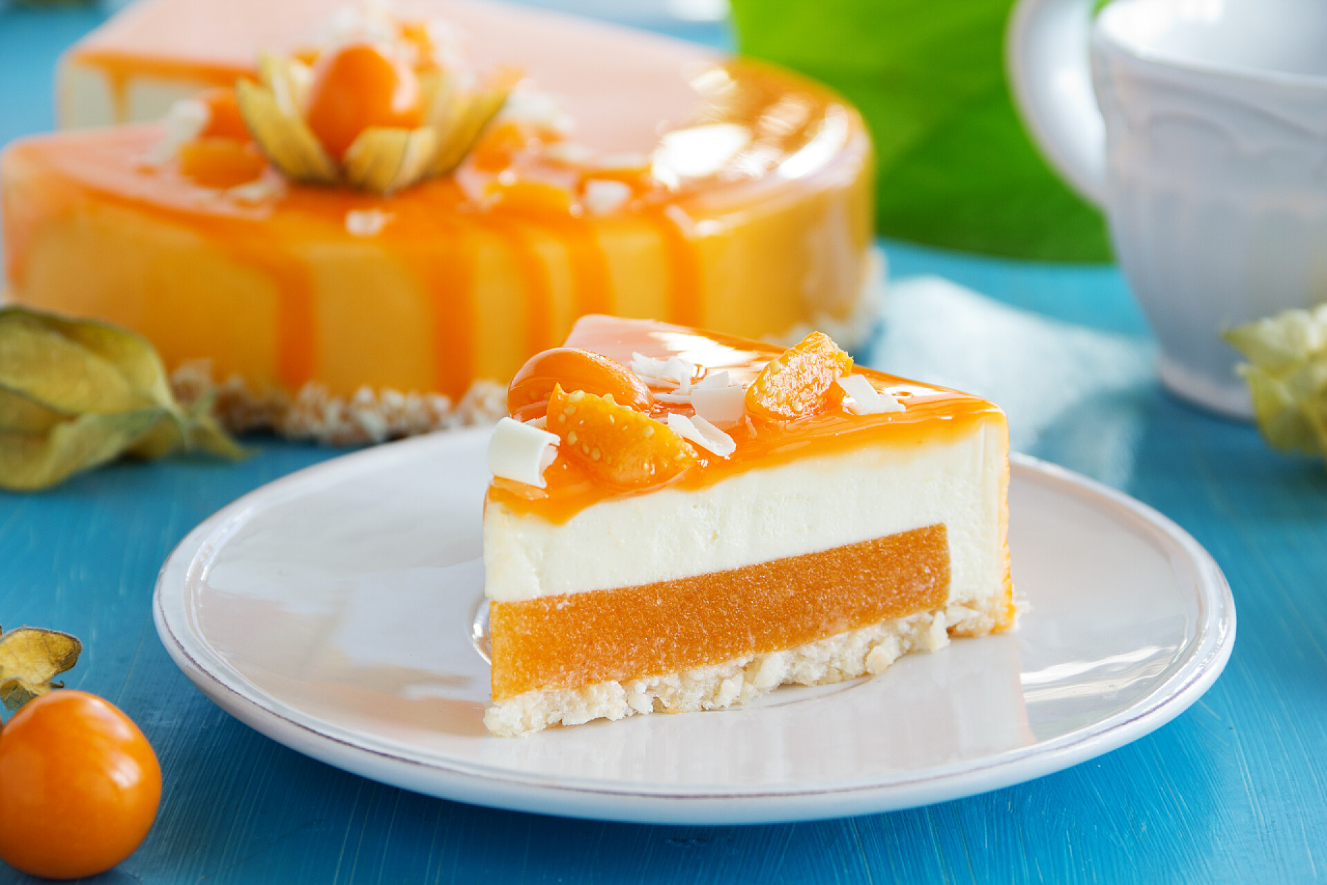 盘子里的水果奶油蛋糕奶油蛋糕椰子、 芒果和柿子