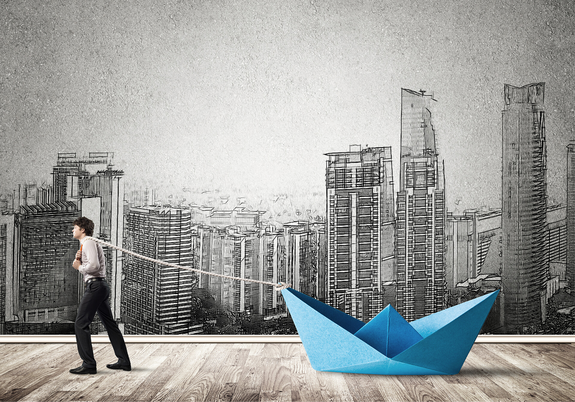 成功的商人拉着纸船水运输概念