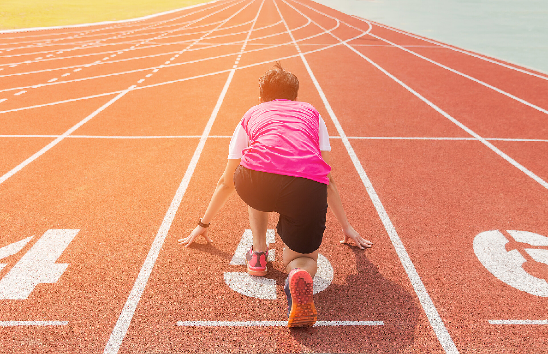 运动员在为起跑赛做准备运动员起跑赛做准备