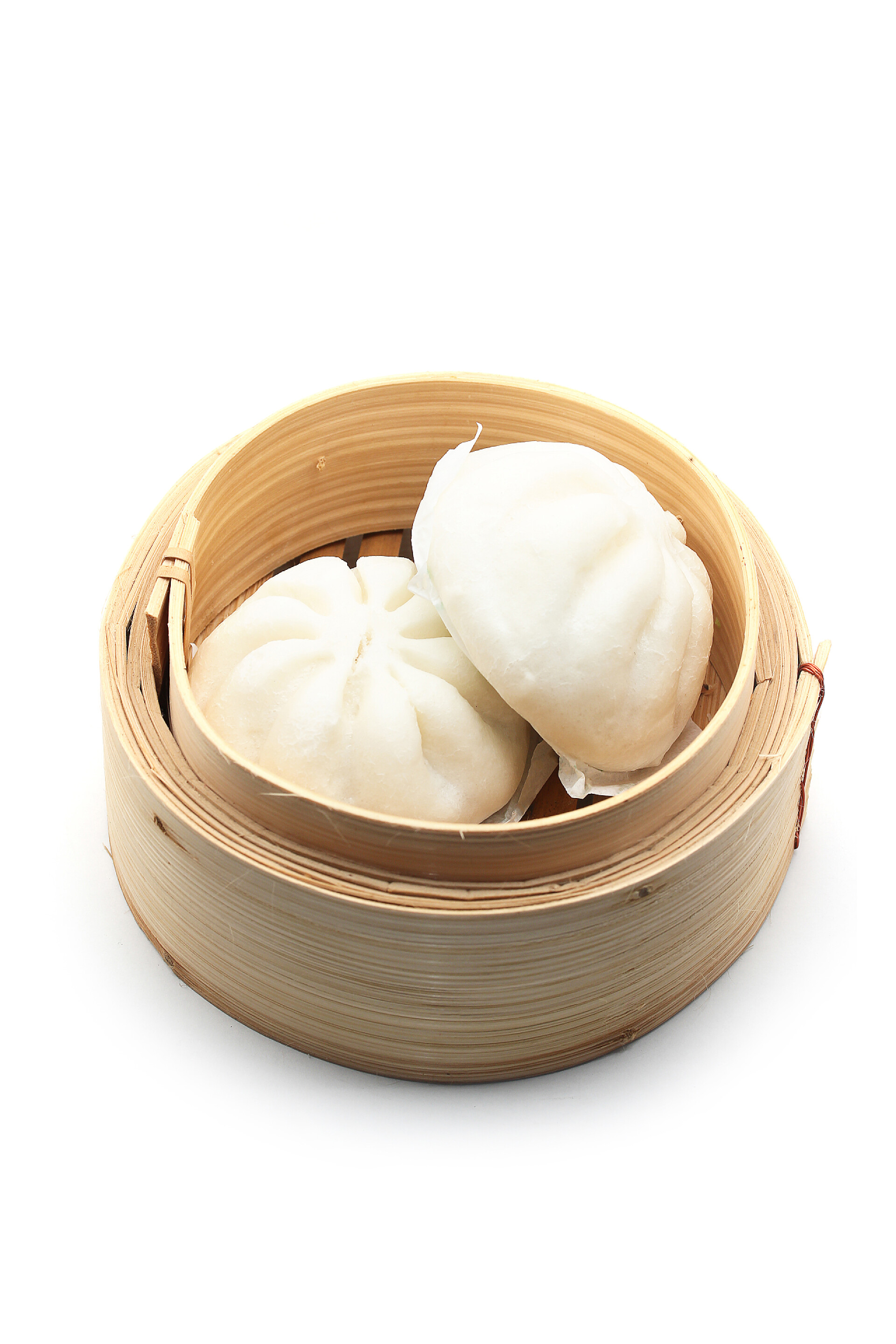 在白色背景上的奶黄包蒸的东西奶黄包