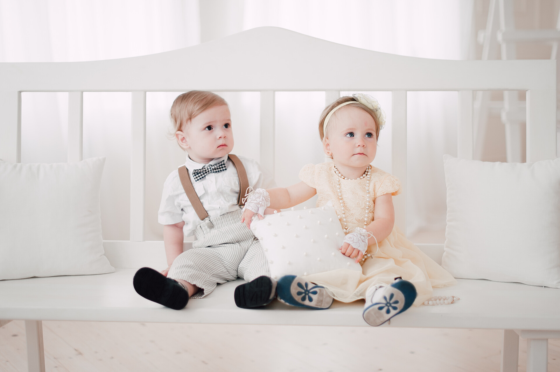 两个可爱的孩子在拍艺术照