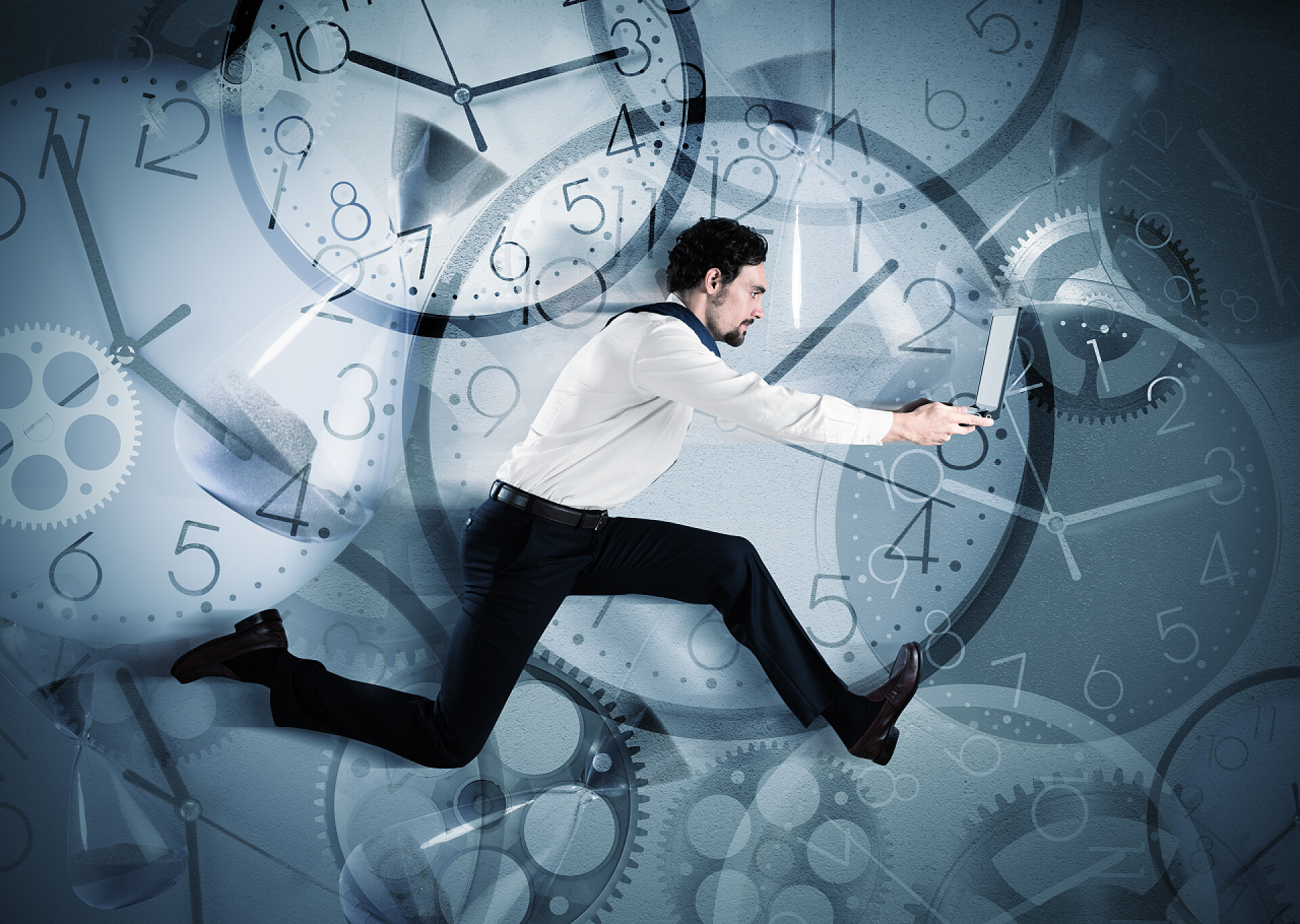 商人正努力的跟时间赛跑 已故商人与笔记本计算机运行