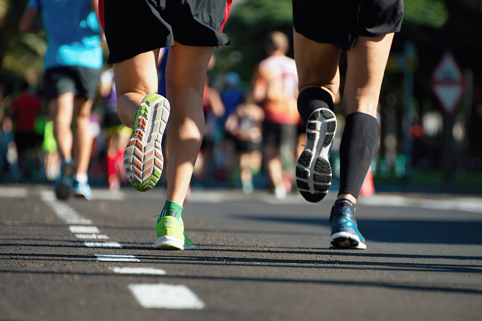 人们在城市街道上进行马拉松比赛马拉松赛跑