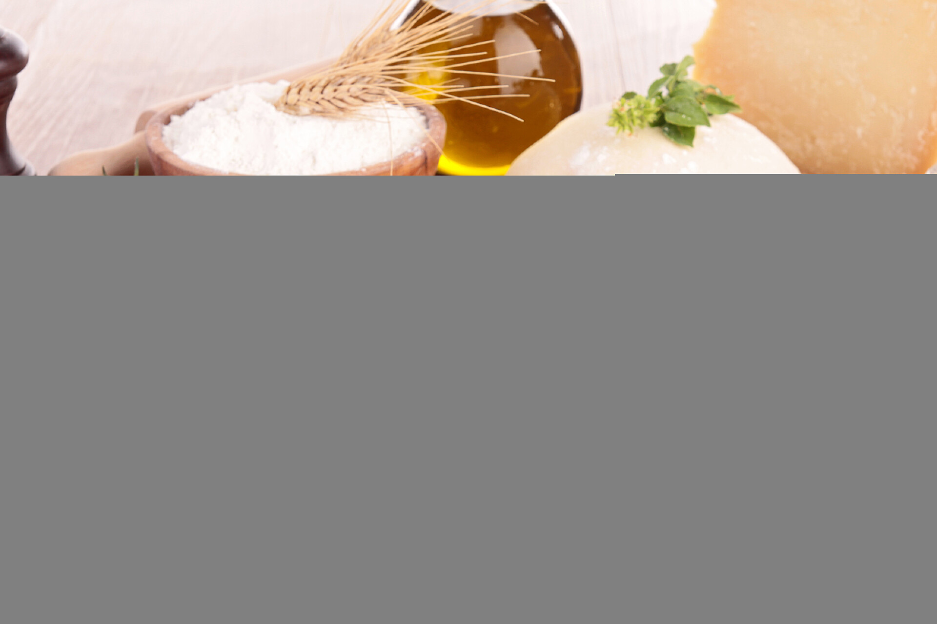 比萨饼面团上的番茄酱原料比萨面团