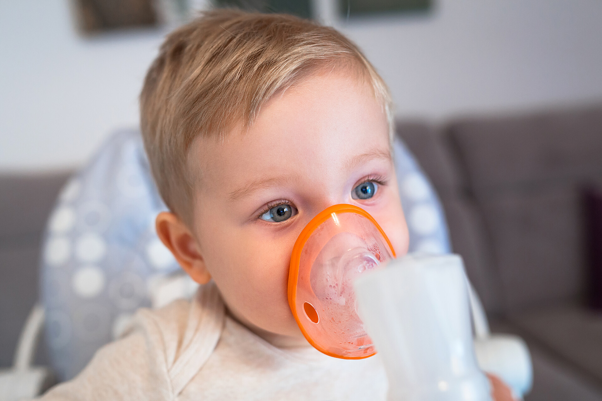 外国小男孩戴着氧气罩吸入氧气小男孩以吸入疗法