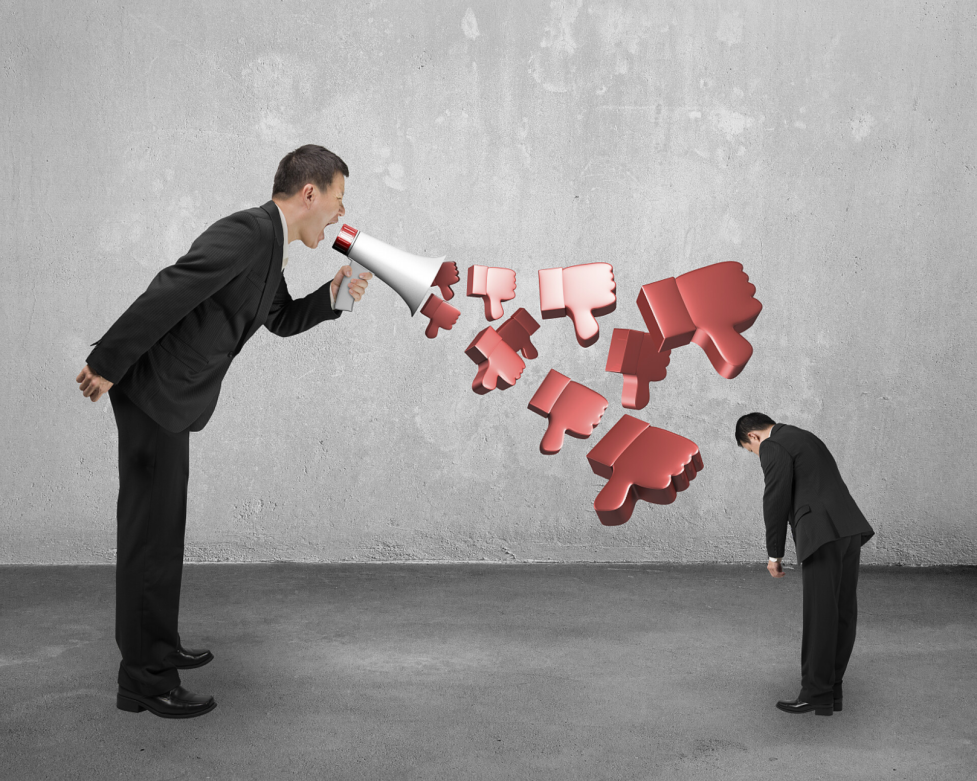 老板用扩音器大吼员工老板用扩音器大喊在员工喷涂出大拇指道琼斯