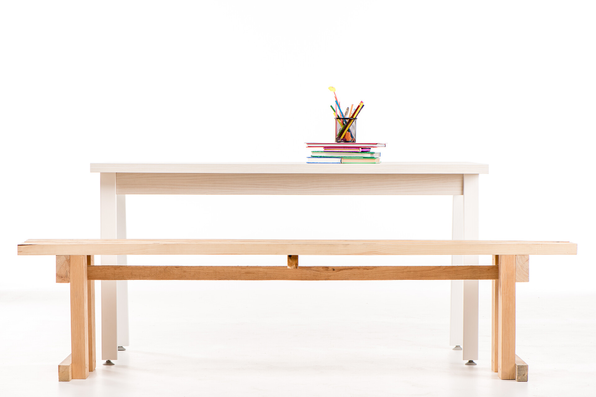 摆放着书本的白色桌子办公桌，书和学校用品