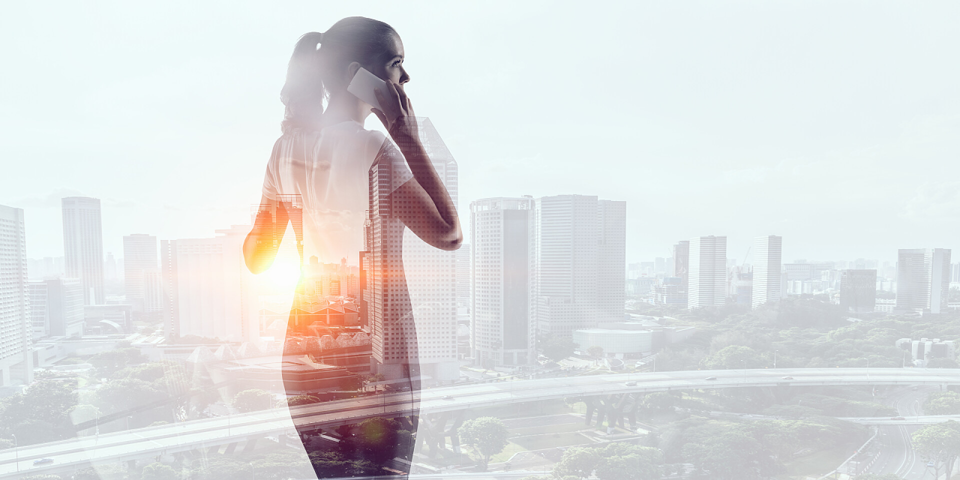 女人在打电话在现代城市背景下的女商人。混合媒体