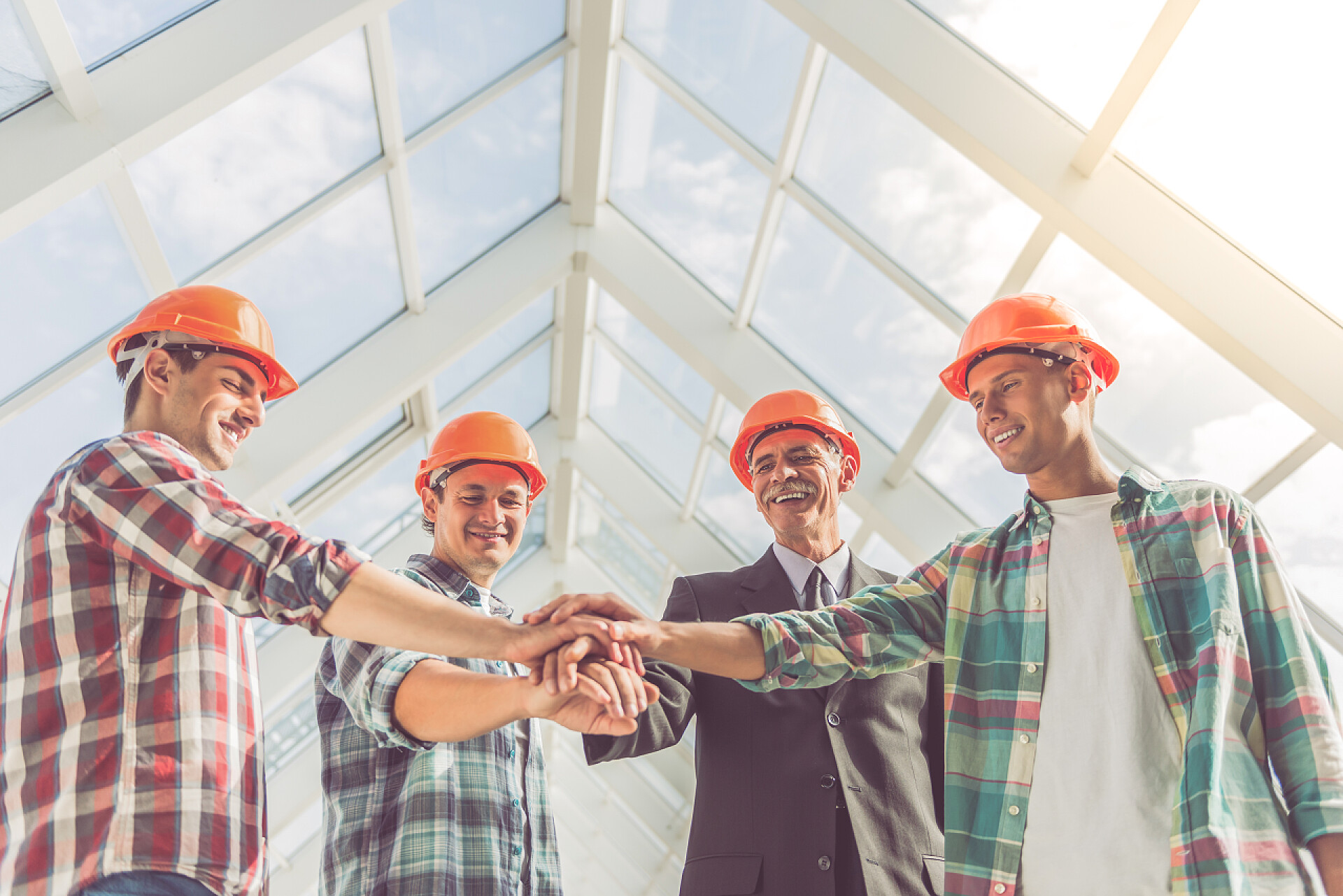 办公室中心握手的施工队伍建造业工人