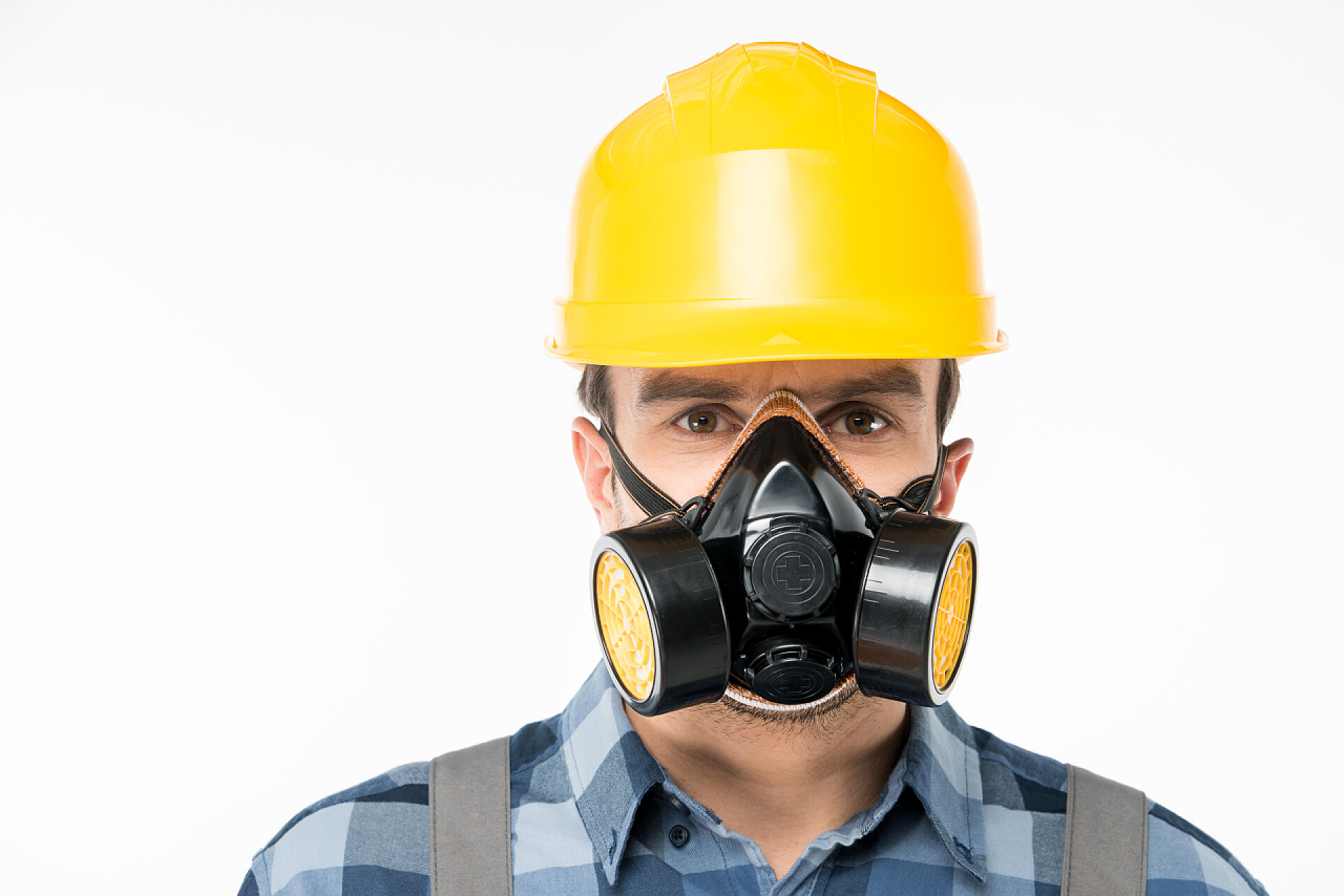 白色背景上戴安全帽的工人