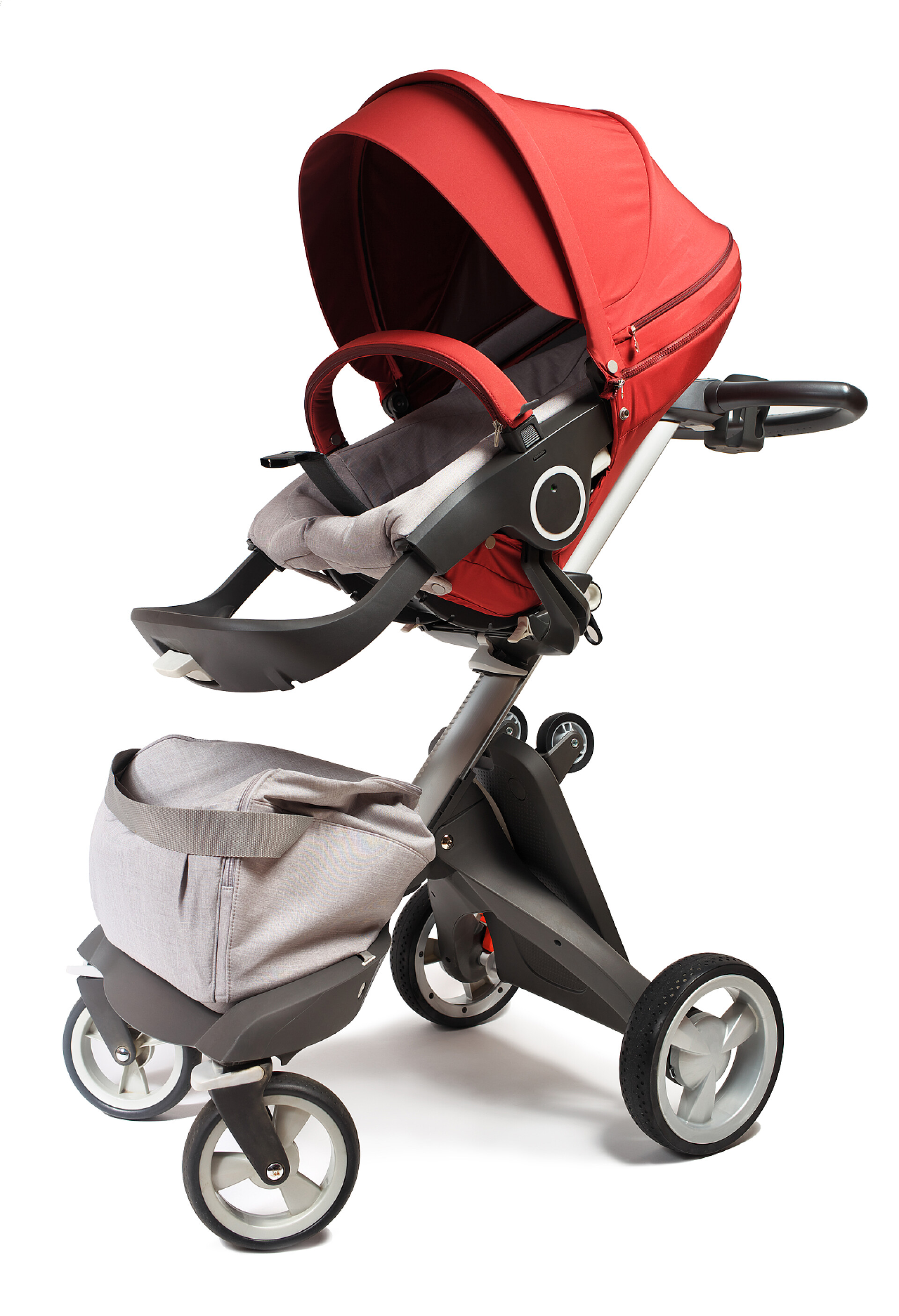 白色背景上的婴儿车挪威精英童车孤立在白色背景上