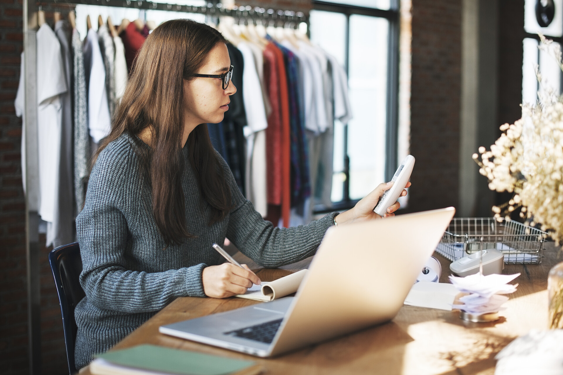 在服装店工作的女人女人的时装商店工作