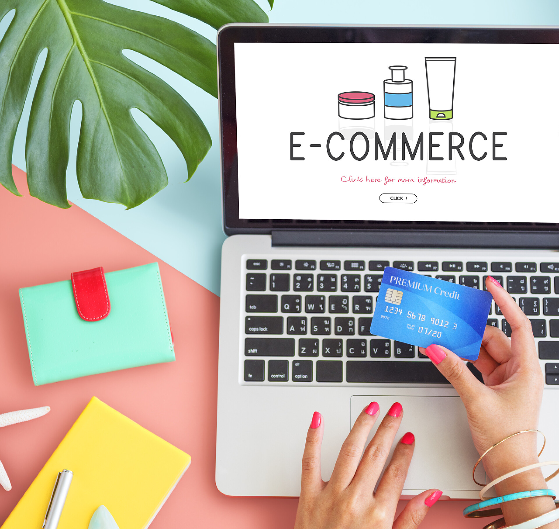 用信用卡在线购物网上购物的女人