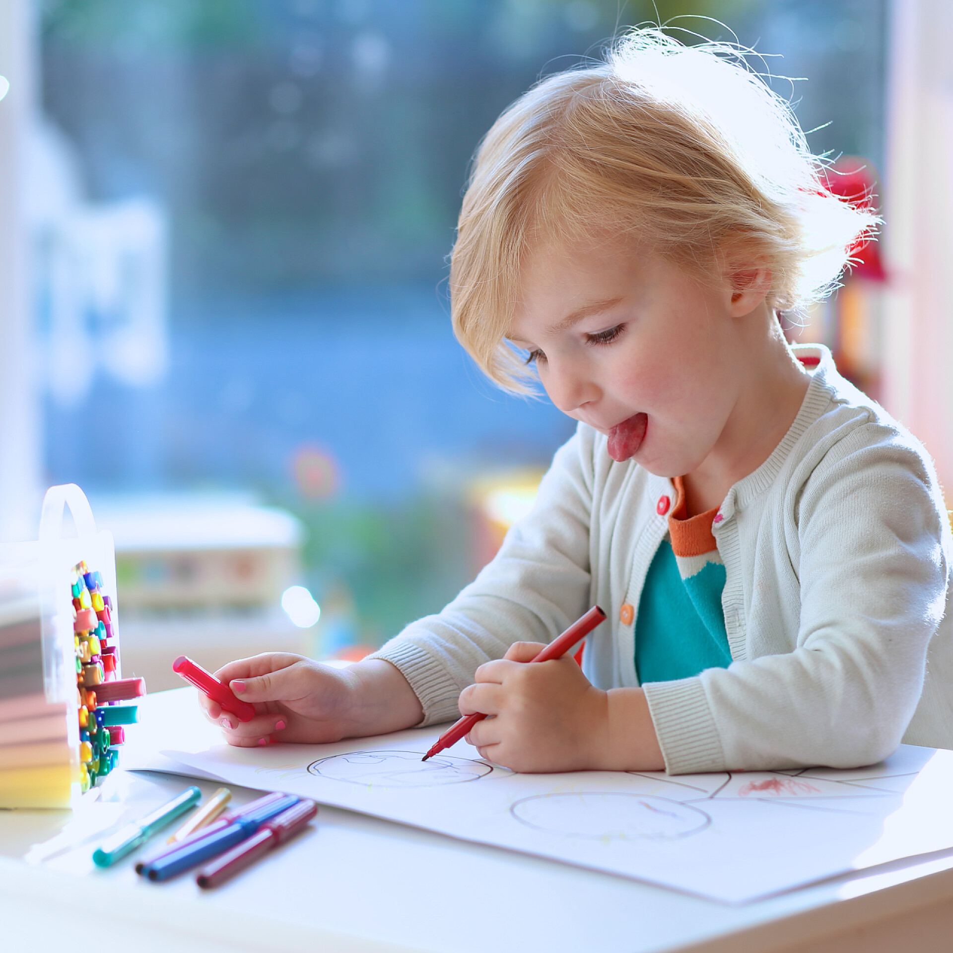 绘画的小女孩小艺术的女孩在画在纸上