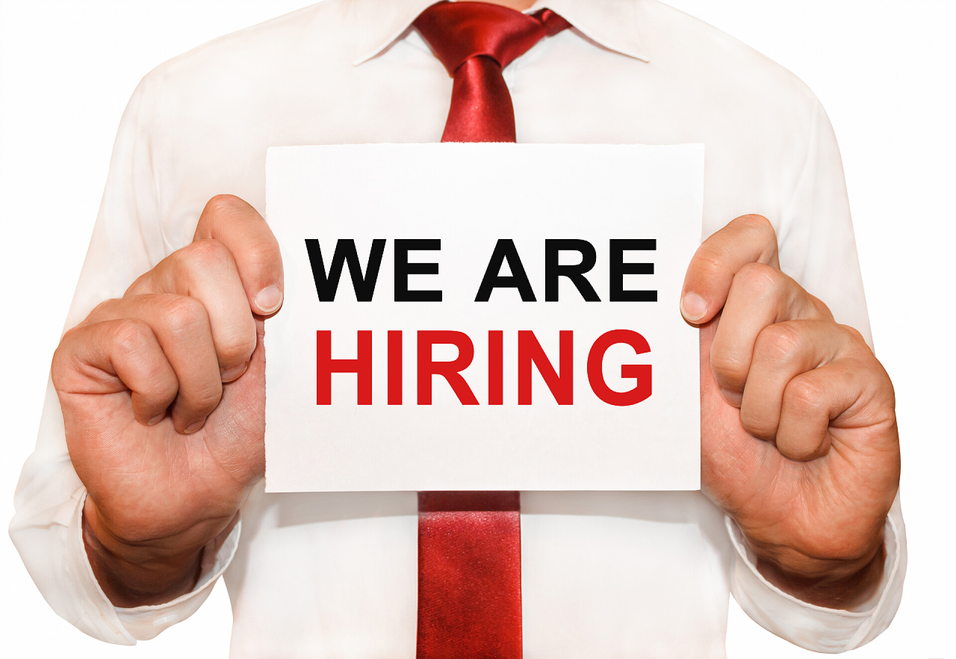 白色背景上举着卡片的男子男子持卡与我们正在招聘文本