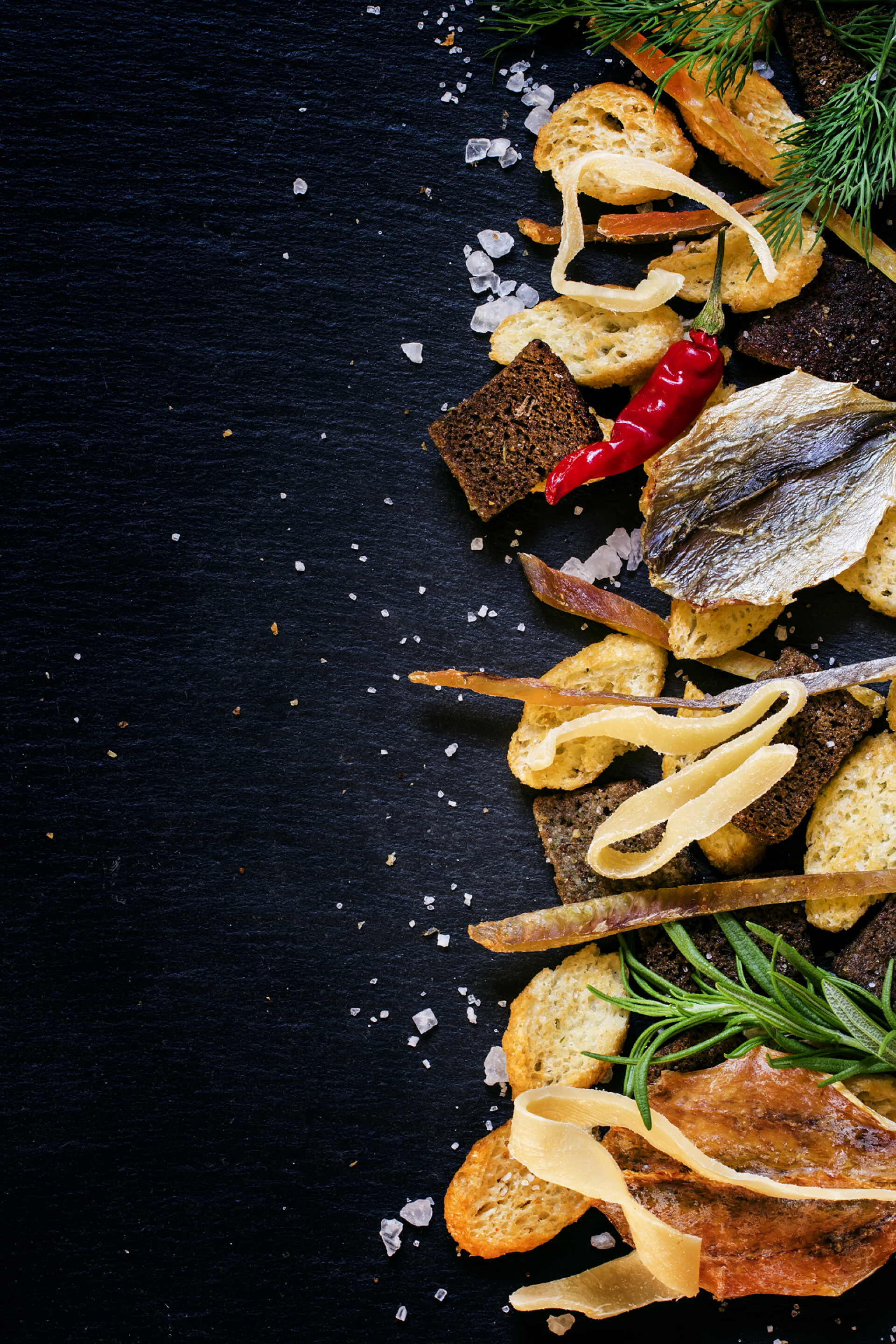 黑色背景上的食物不健康的食物背景