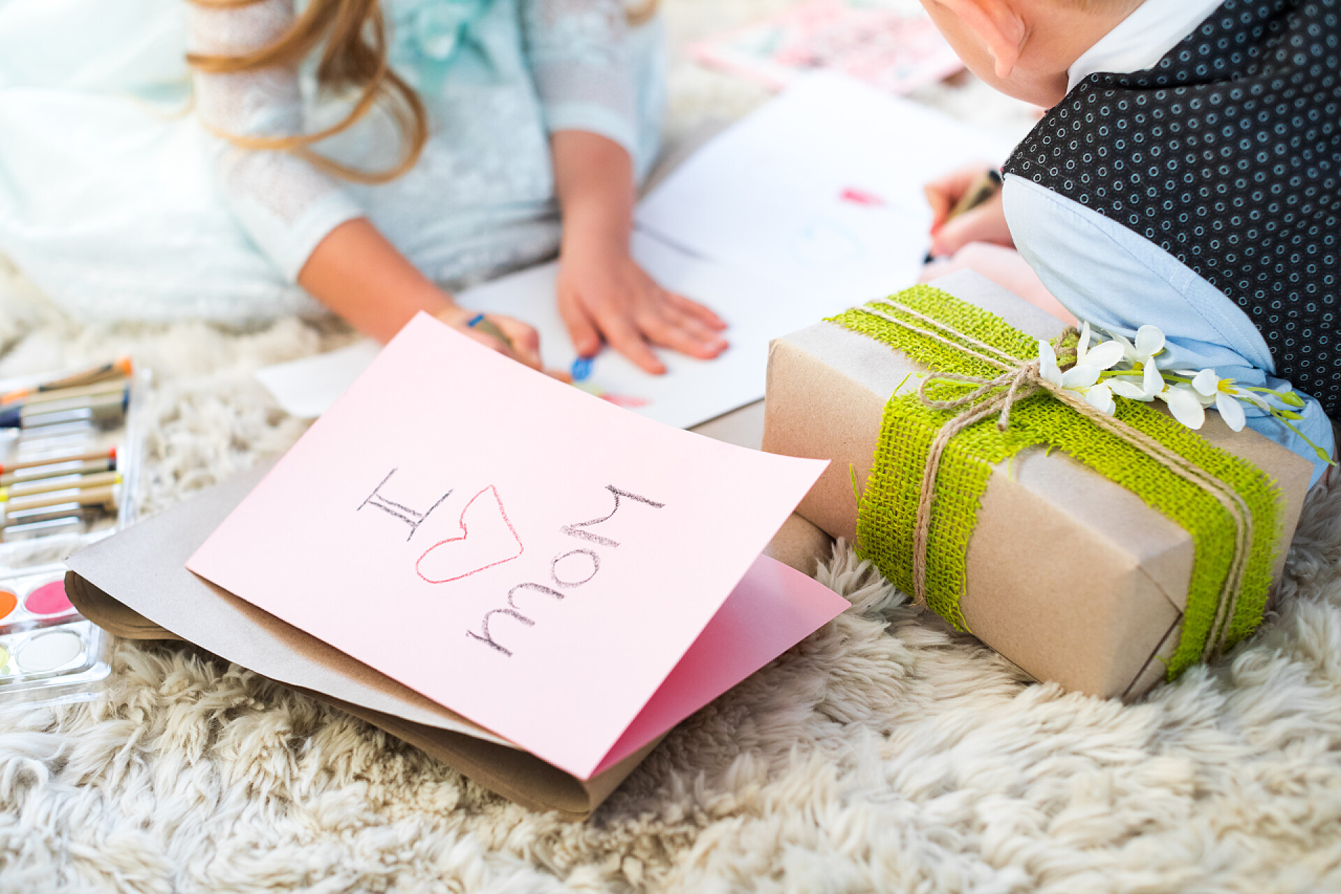 筹备母亲节礼物的兄妹兄弟姐妹准备本 