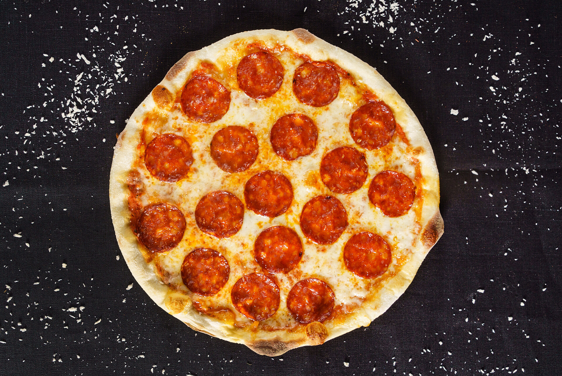 传统美味的比萨顶视图美味的传统比萨