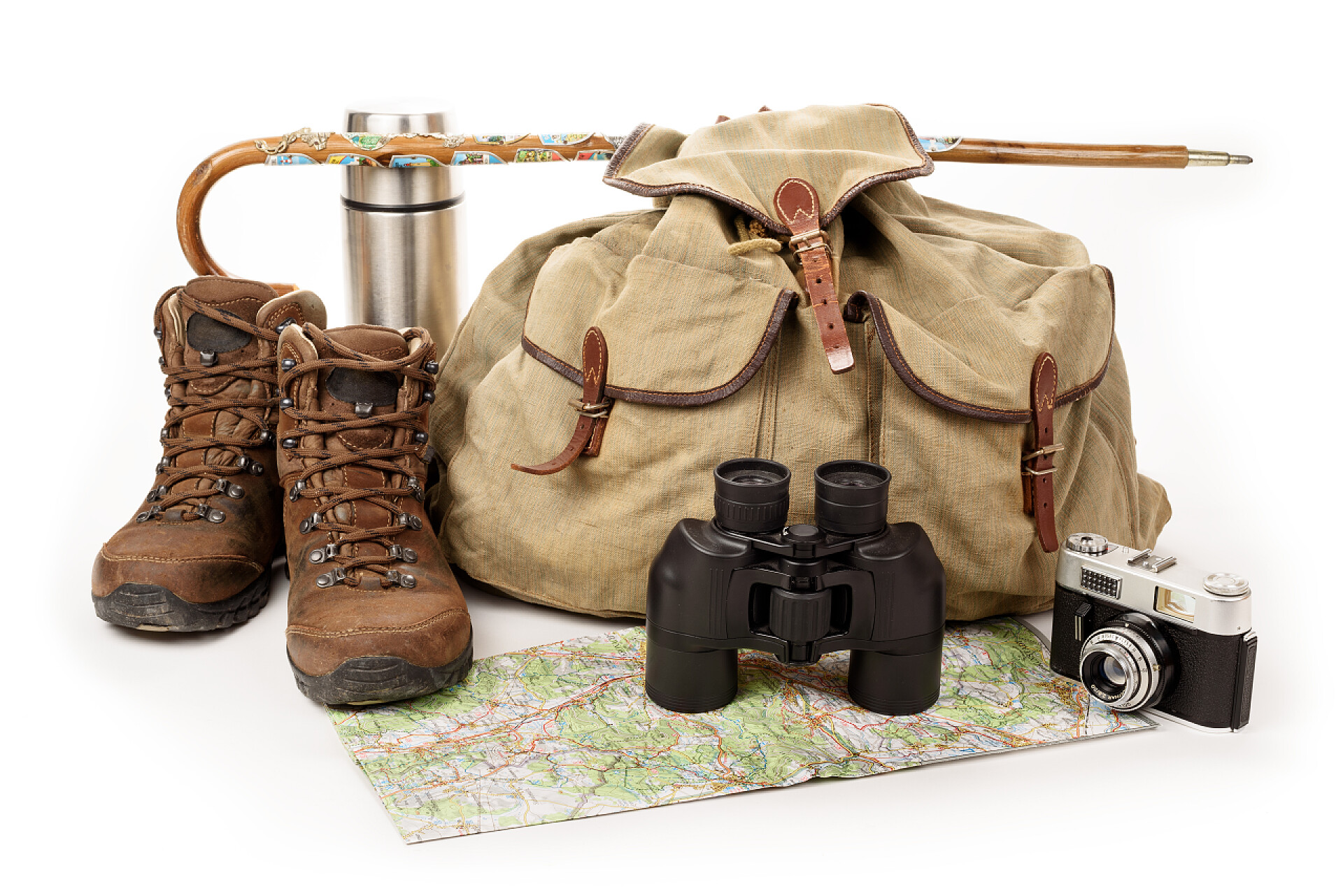 白色背景上徒步旅行的装备徒步旅行在白色的装备