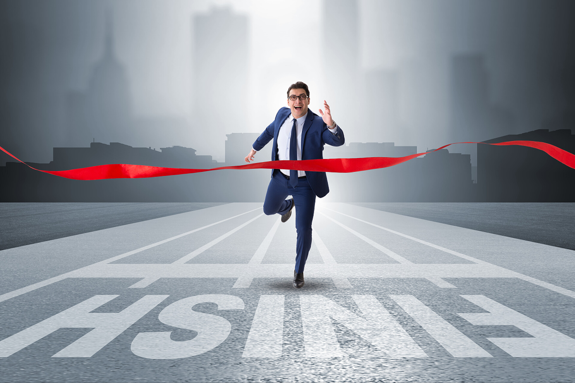 冲向终点线的商人商人在竞争概念的终点线上