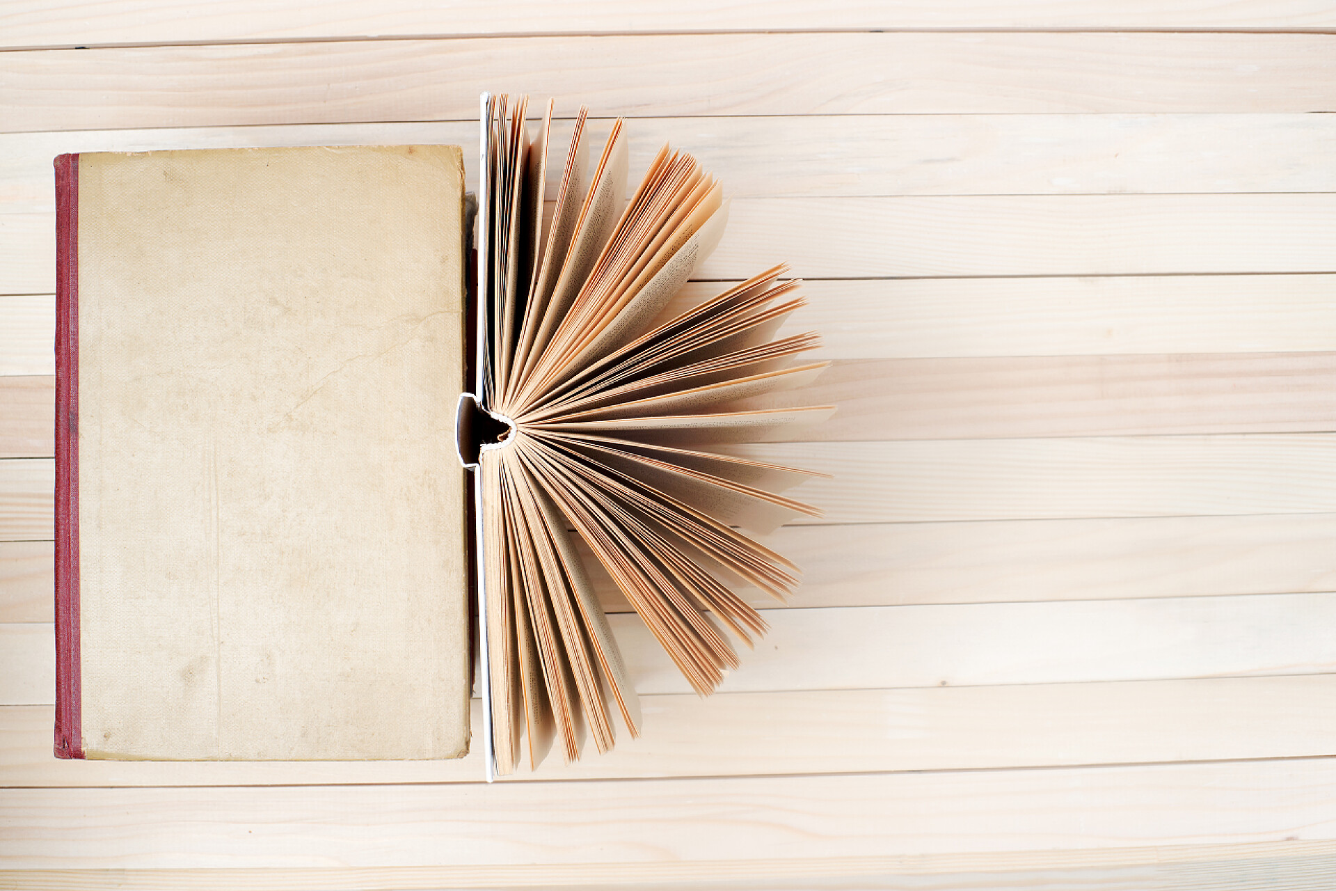 在桌子上打开的书籍本打开的书，堆栈的精装书在桌子上.