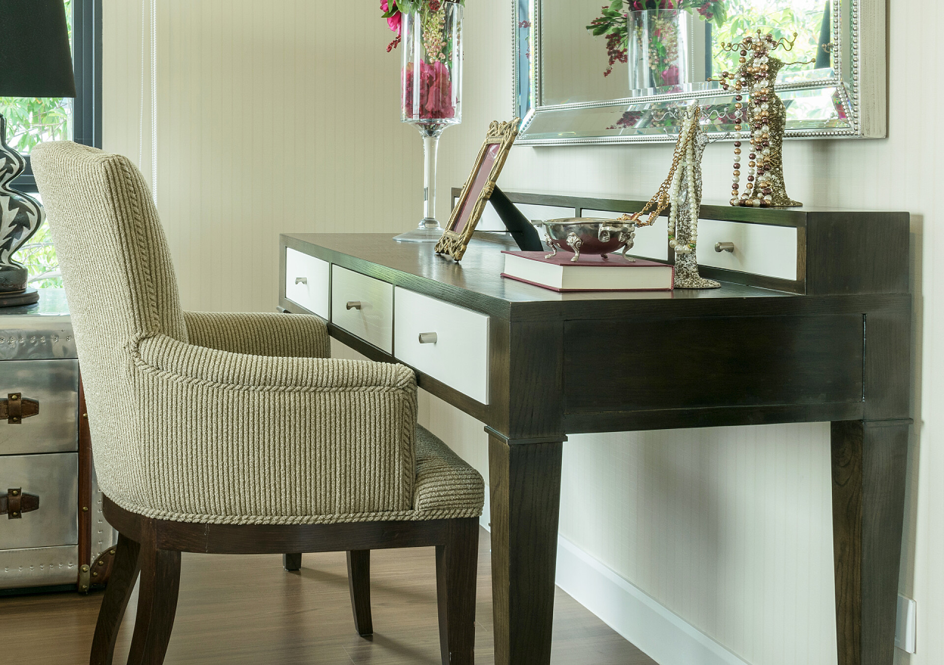 室内的梳妆台和椅子珠宝在木制梳妆台上设置的经典椅子上