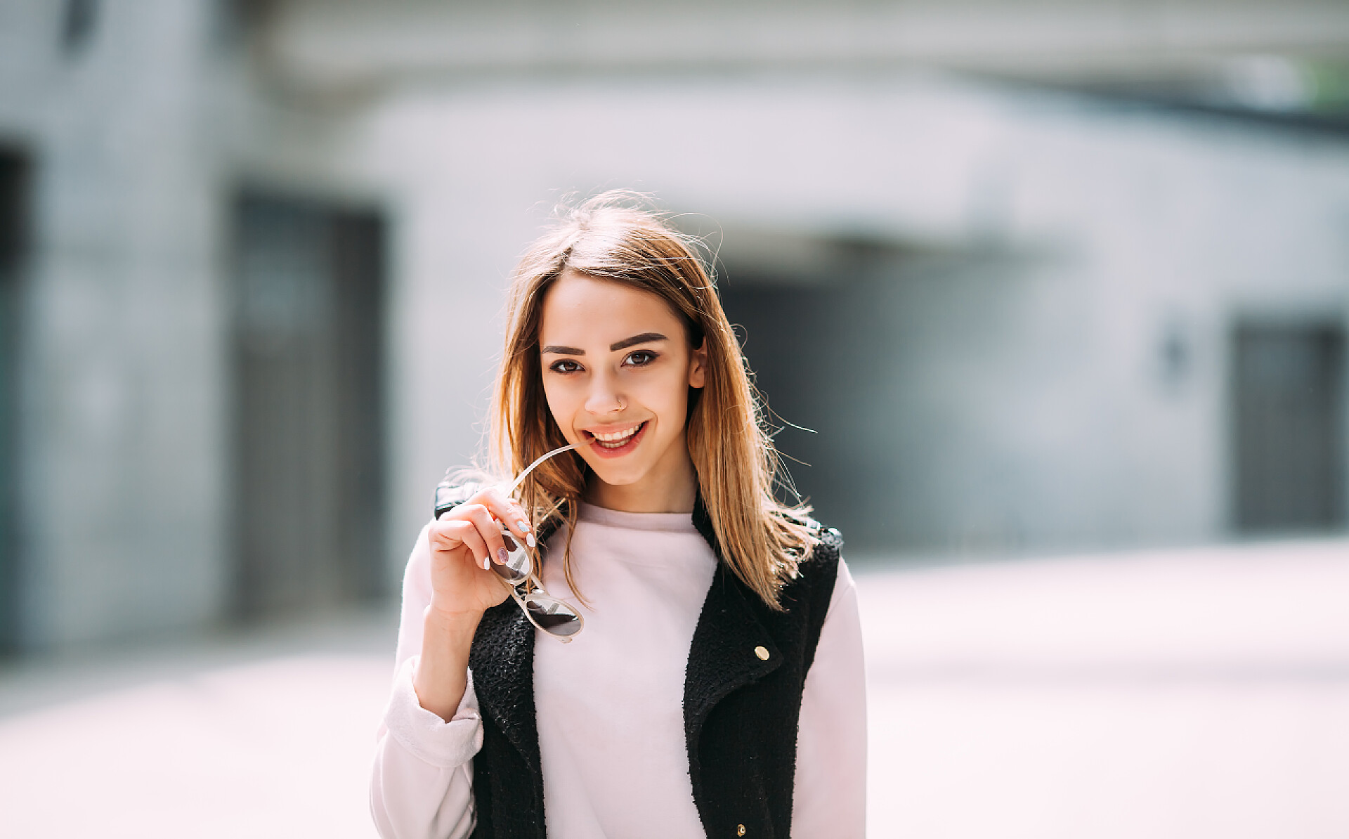 在大街上的时尚女孩时尚的生活方式画像 》 年轻快乐的漂亮女人笑和在好阳光灿烂的夏天的一天，在大街上玩