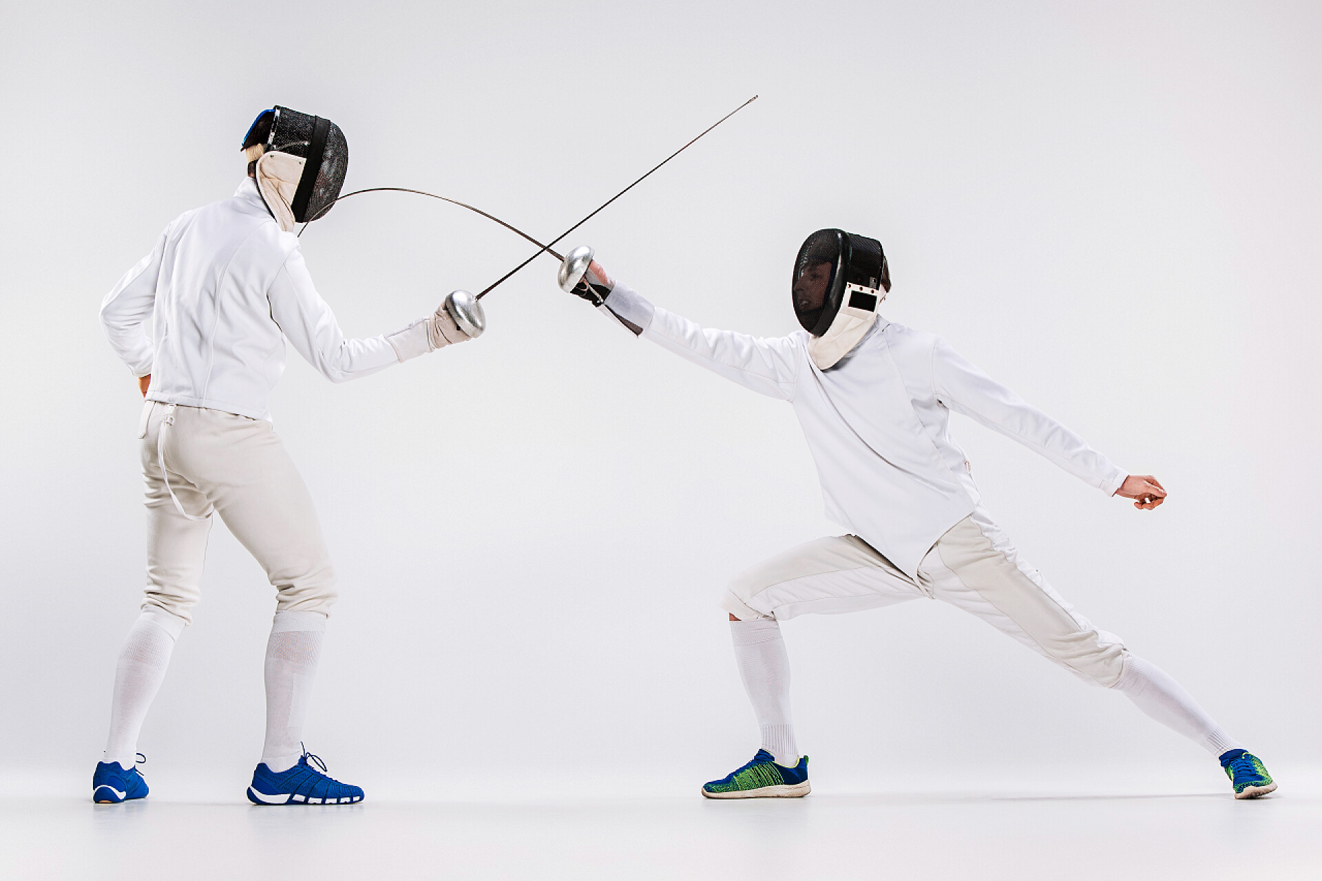 穿击剑服练习剑的两个击剑运动员两个男的穿击剑适合用刀攻击灰色练习