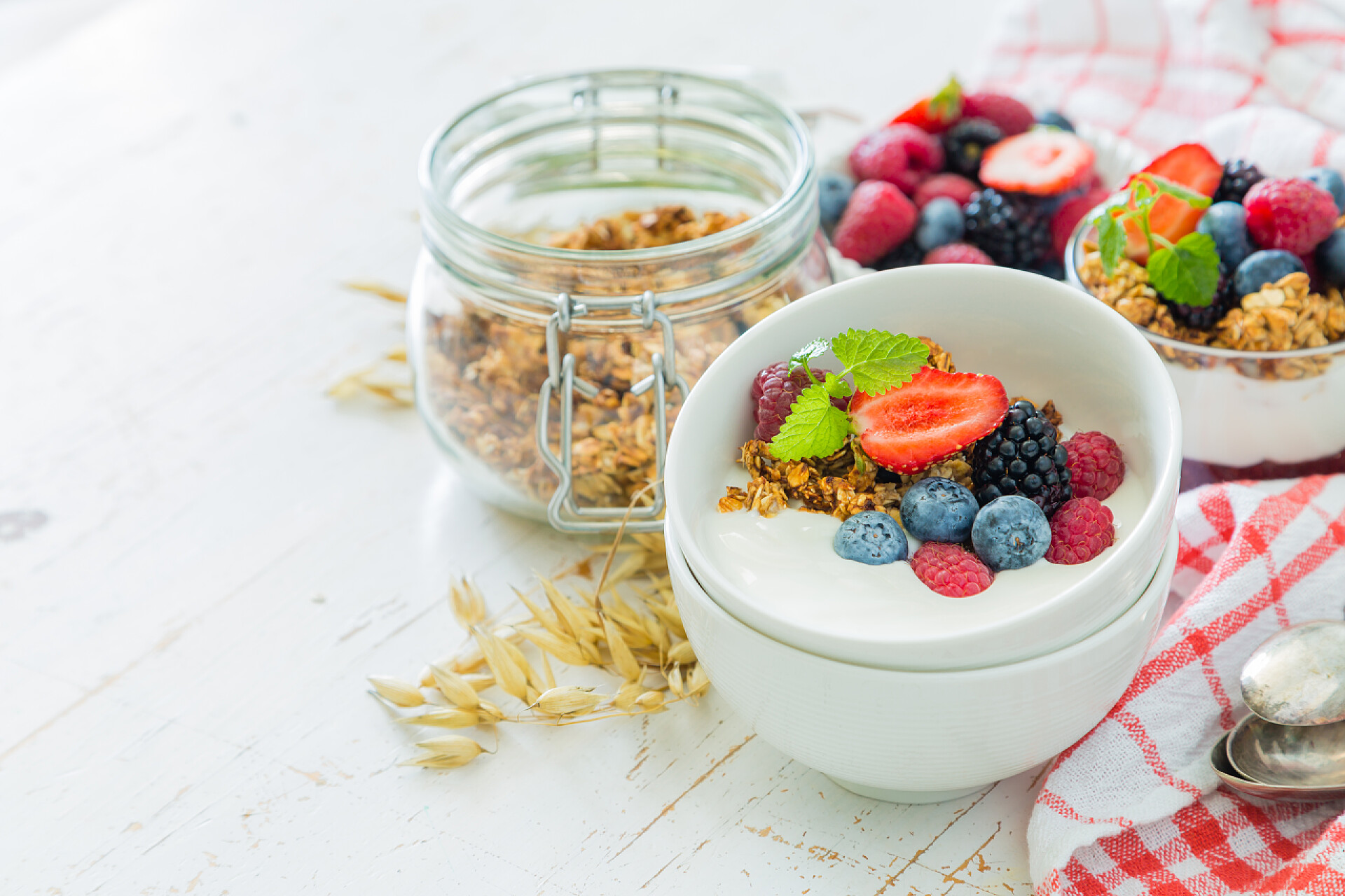 新鲜的水果和浆果新鲜的水果和浆果一起吃早餐