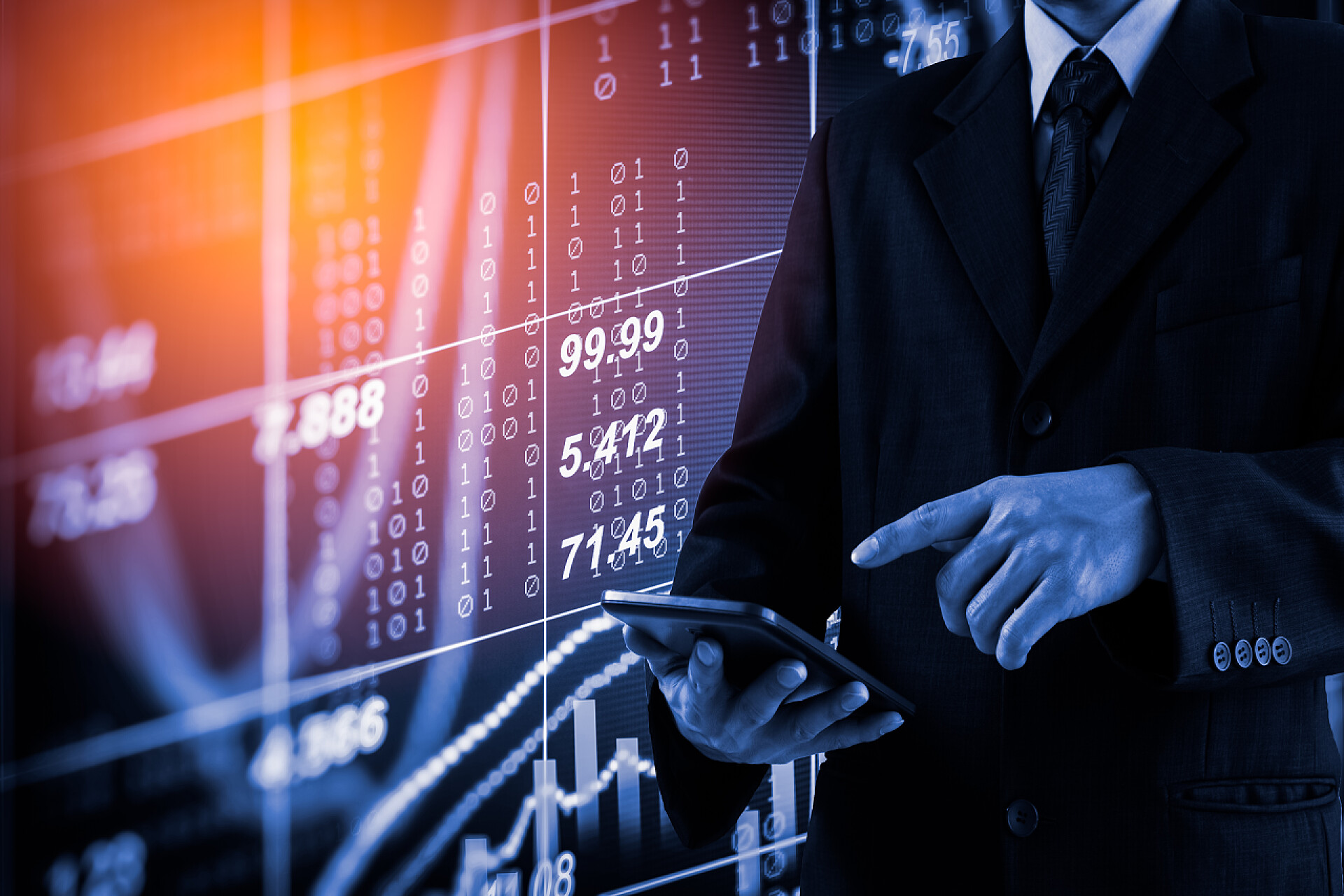 在股票数据背景上使用智能手机的商人商人在数字股票市场财务指标背景