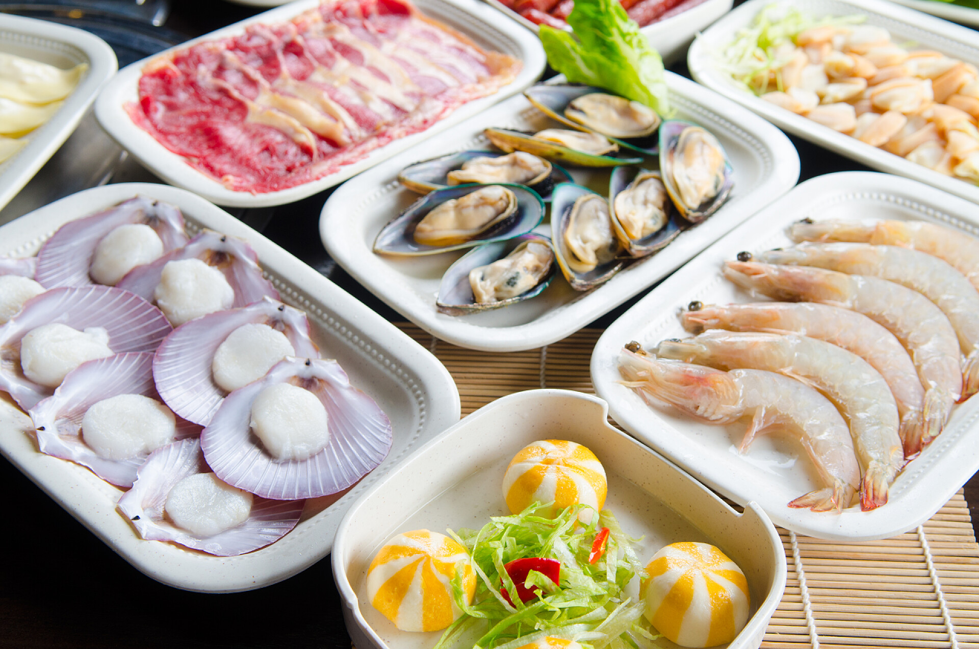 什锦火锅餐配料特写成分为火锅厨师的