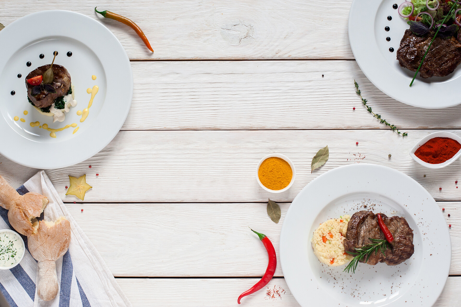 白色的木桌上食物的顶视图