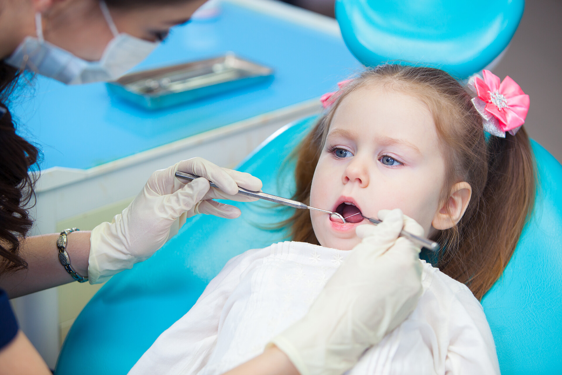 儿童保健口腔科检查牙齿的漂亮小女孩漂亮的小女孩开口宽看牙医口腔检查期间的特写镜头