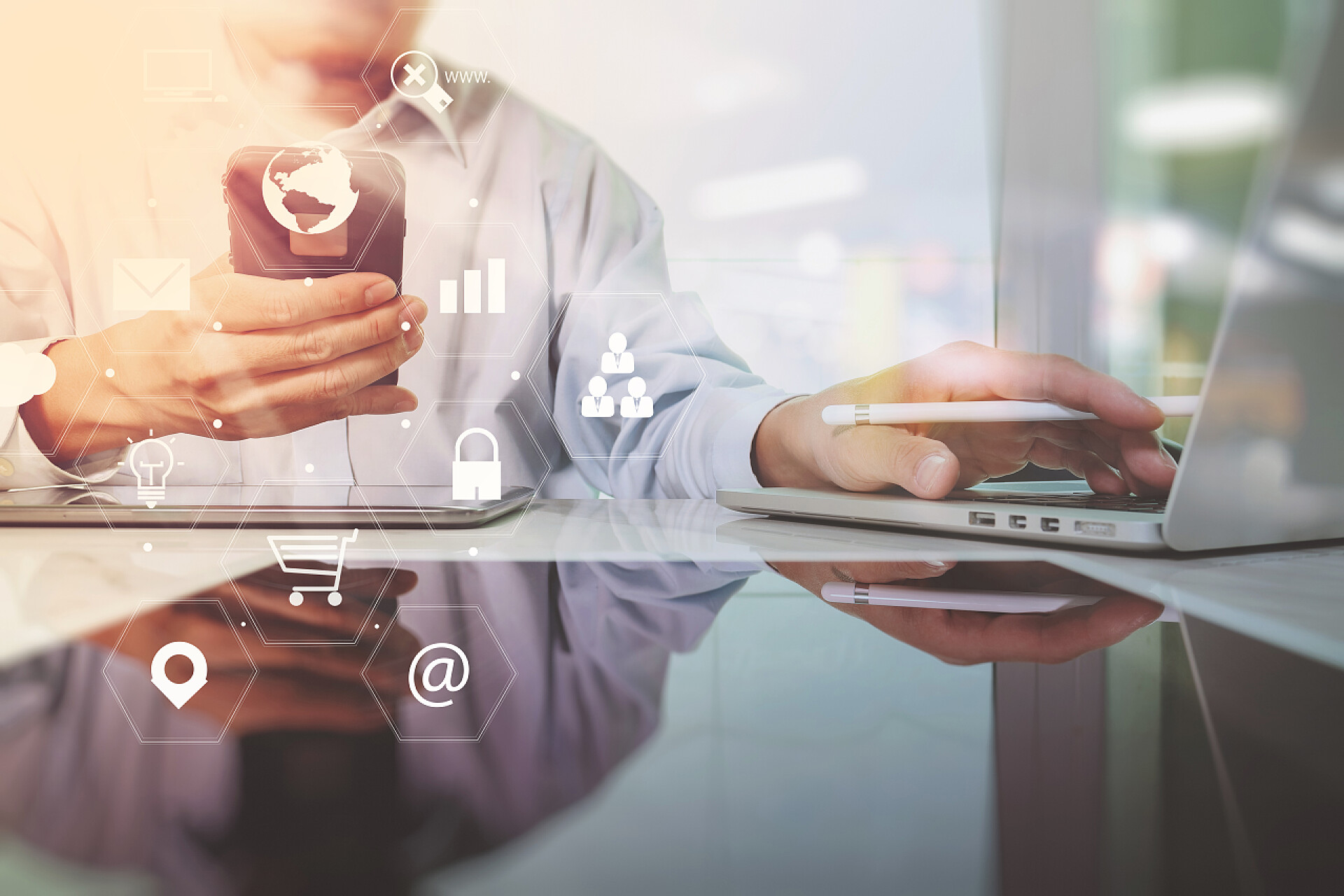 在现代办公室木桌上的虚拟图标界面商人在木头上使用智能手机和手提电脑