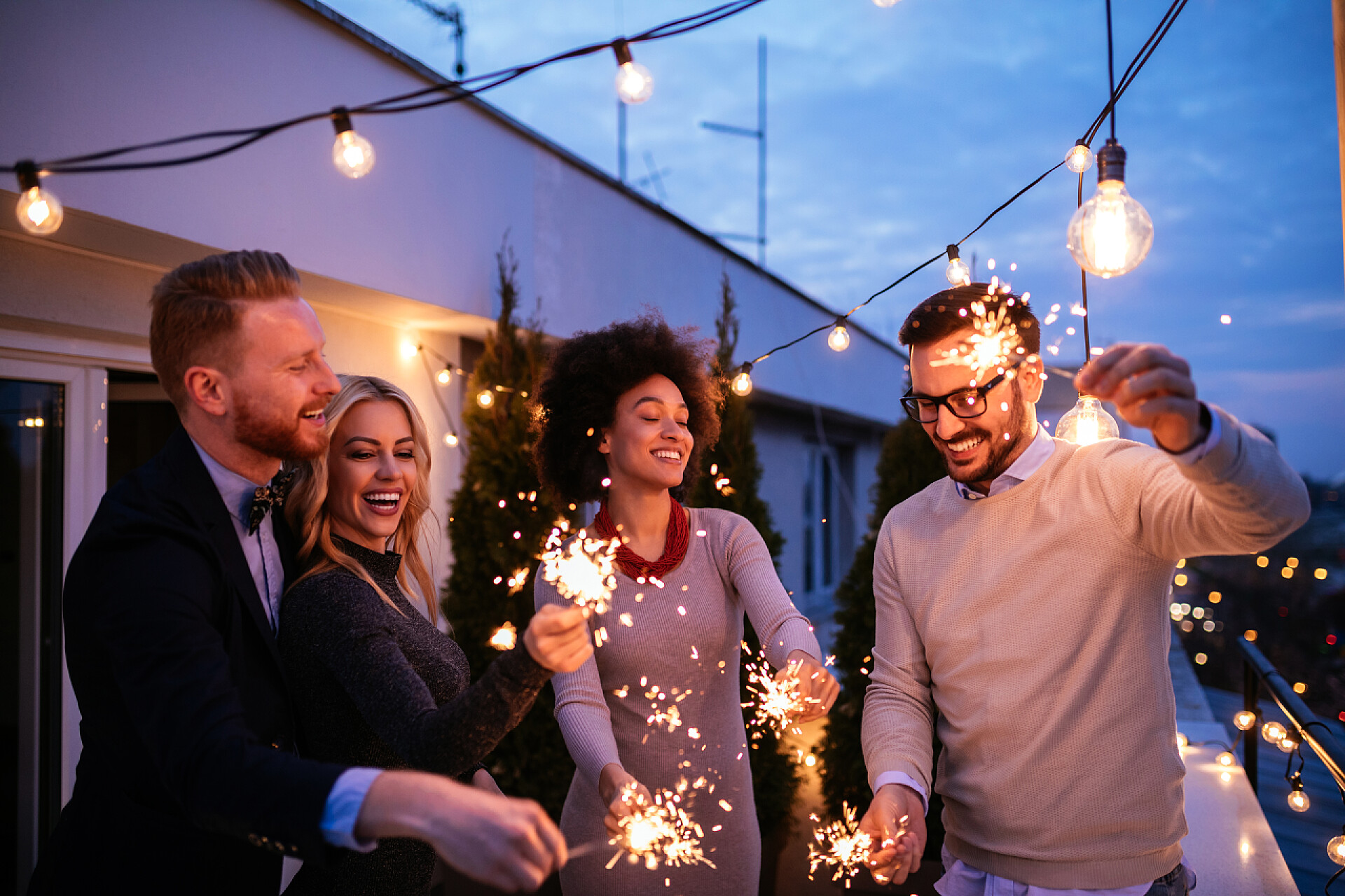 露天阳台上放烟花聚会的朋友找点乐子吧