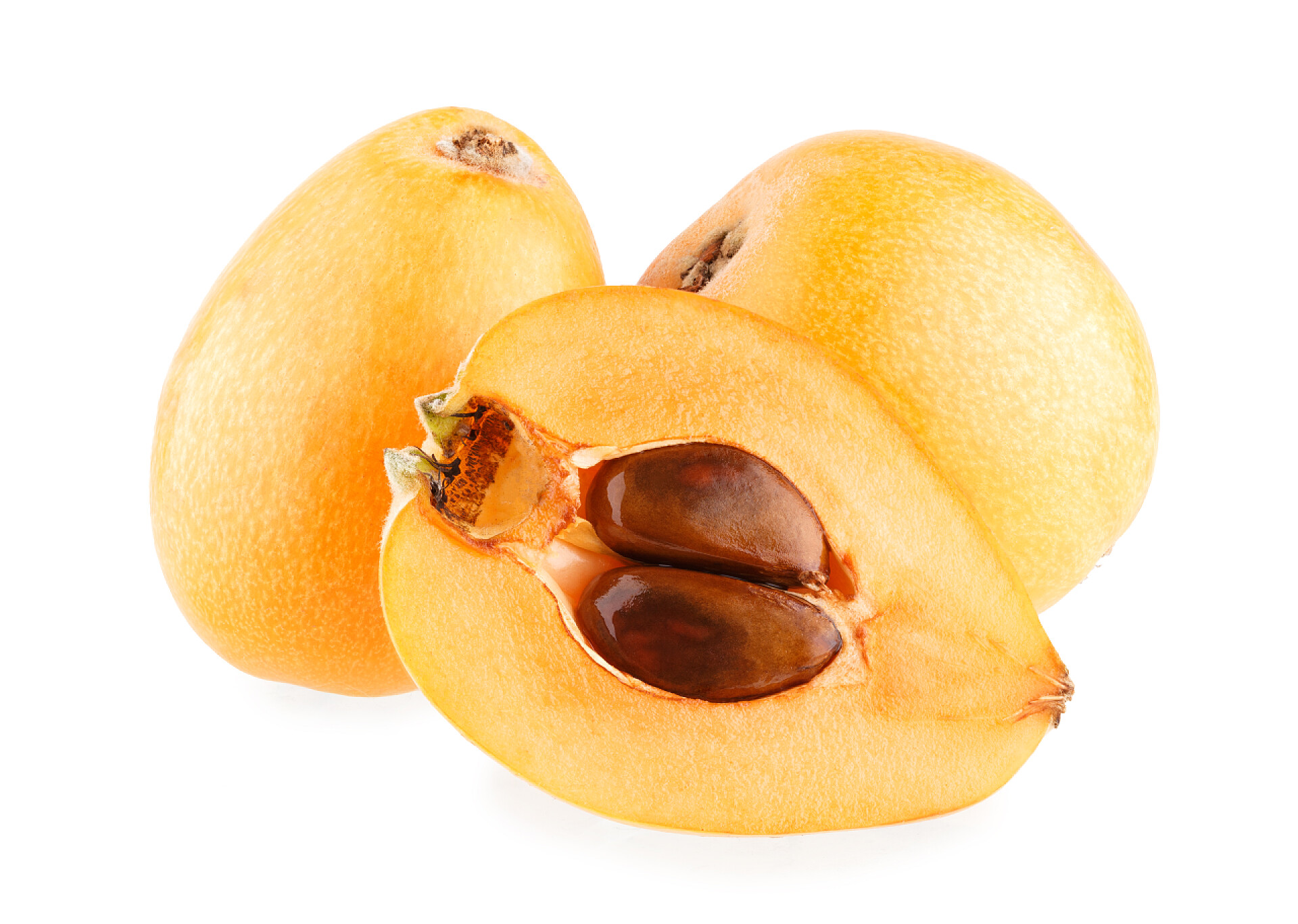 白色背景上新鲜成熟的枇杷特写新鲜成熟的枇杷 