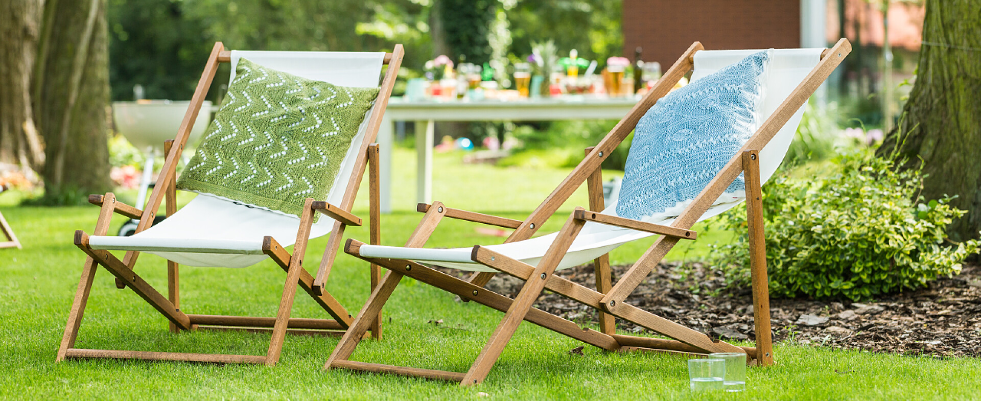 花园草地上的两把躺椅特写两个甲板椅子