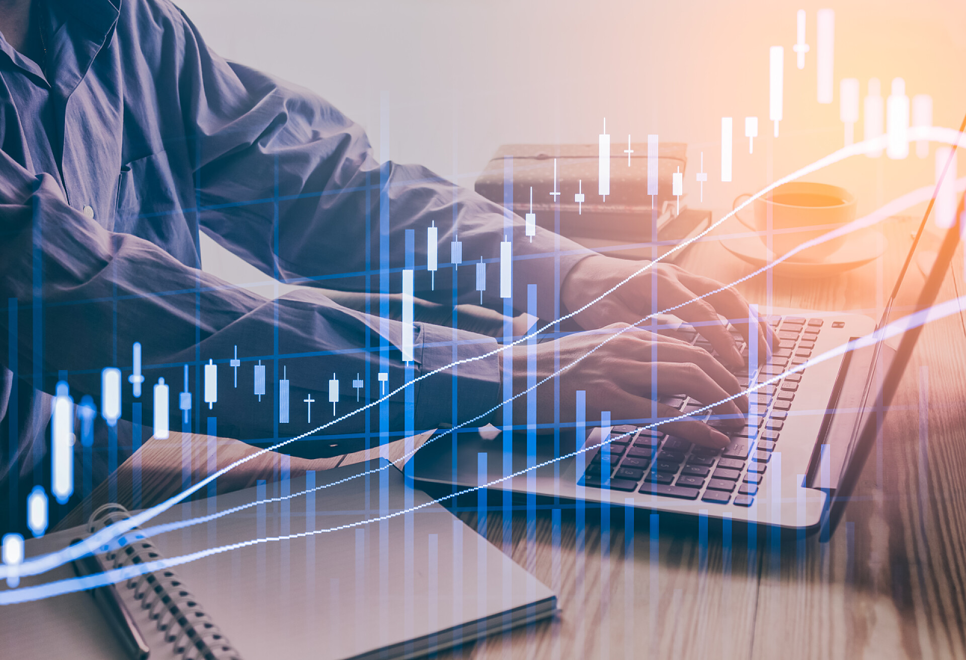 股票金融交易所的男商人经济分析背景双曝光商人在股票金融交易所。股票 