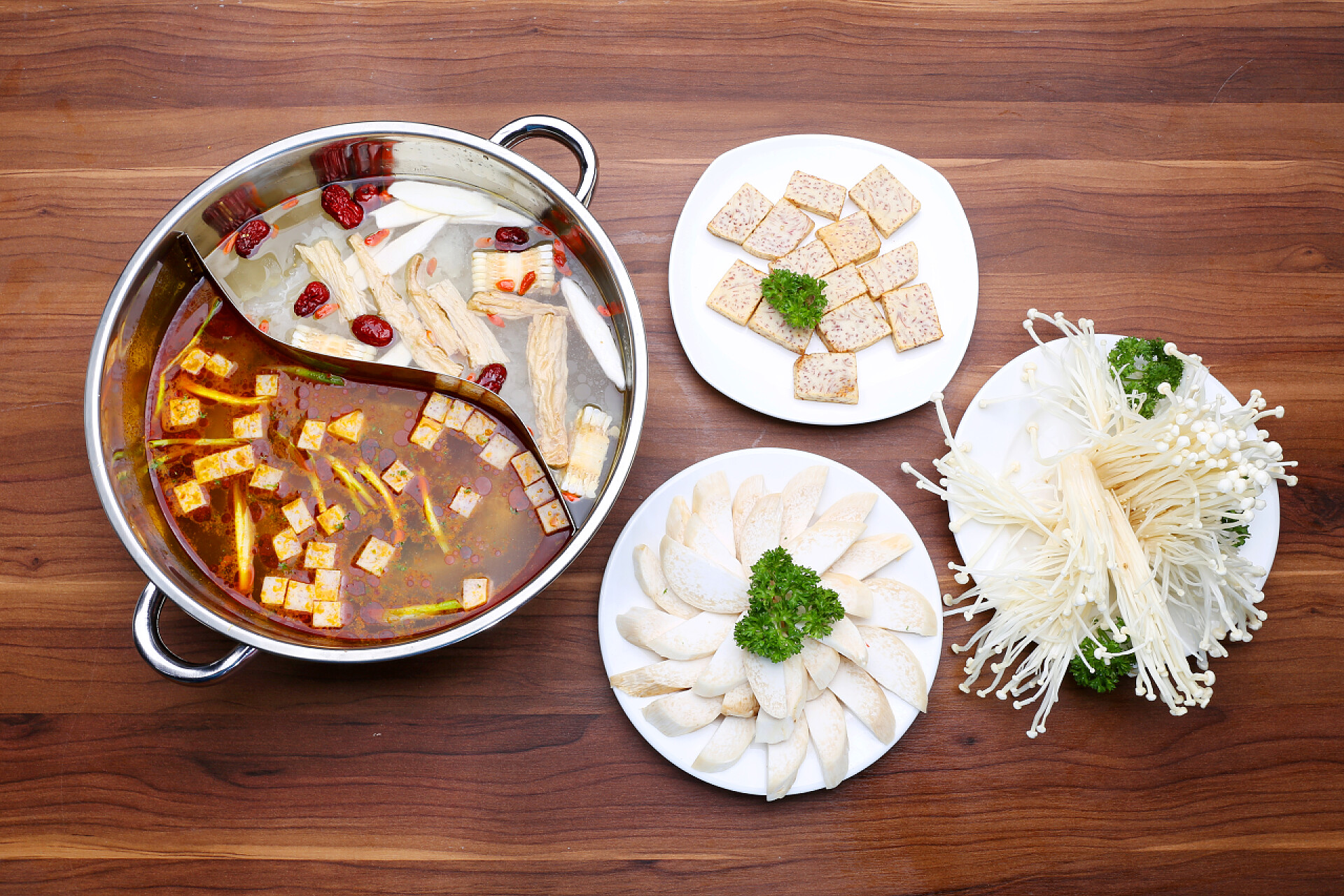 木制桌子上的火锅与配料俯视图准备火锅的蘑菇双上具有样式表