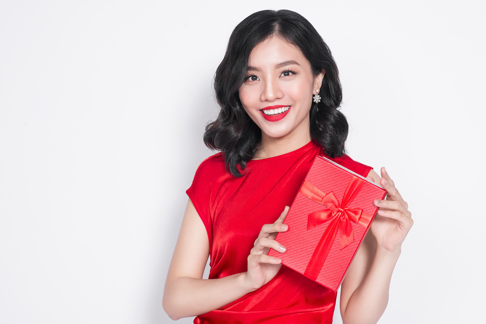 白色背景前拿着礼盒的漂亮女人女人持有本