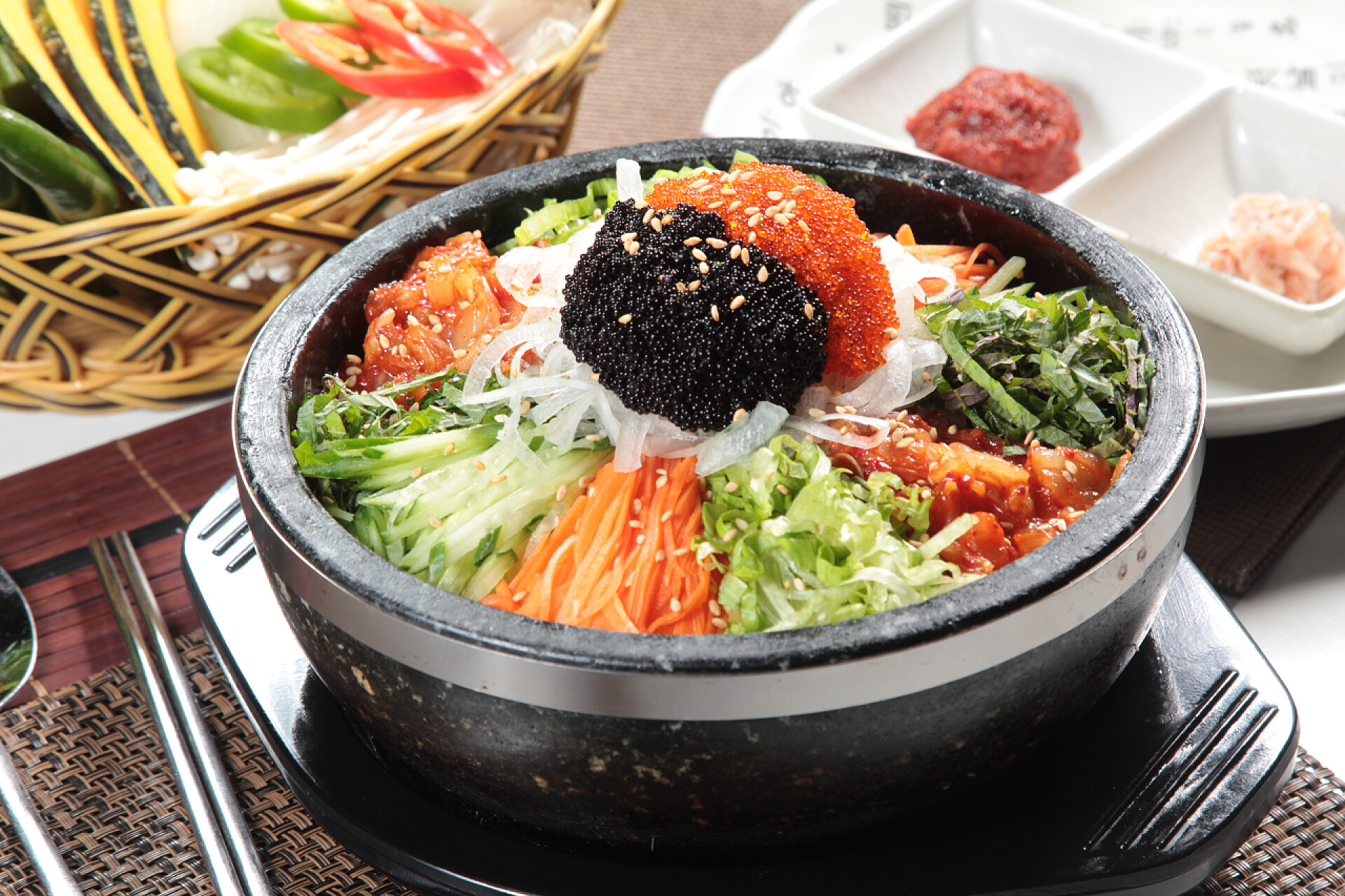 石锅拌饭的美食照片特写菜芽用肉照明