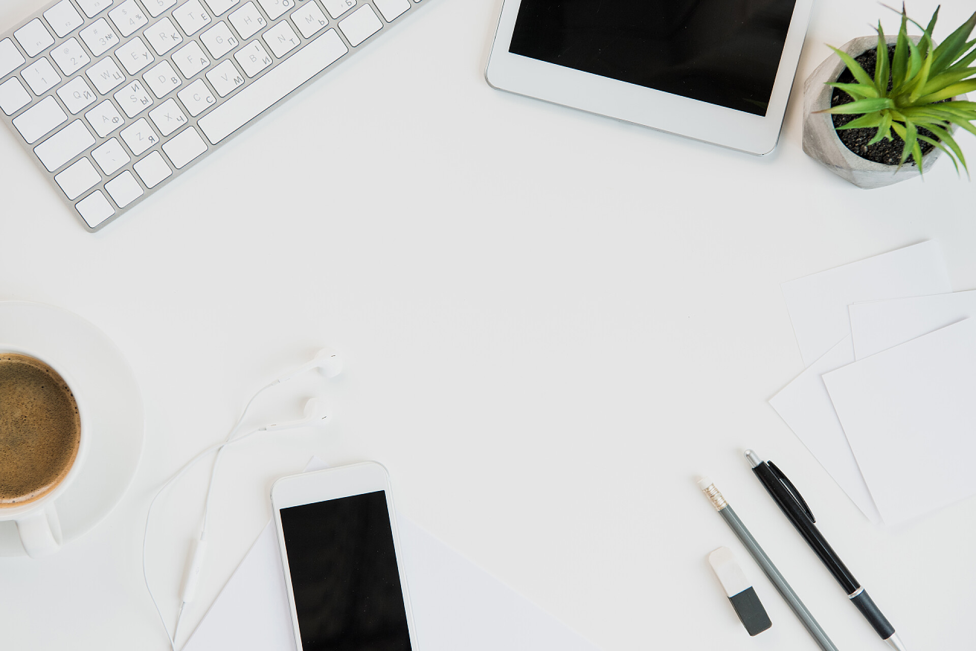 办公桌上的办公用品俯视图键盘与办公用品