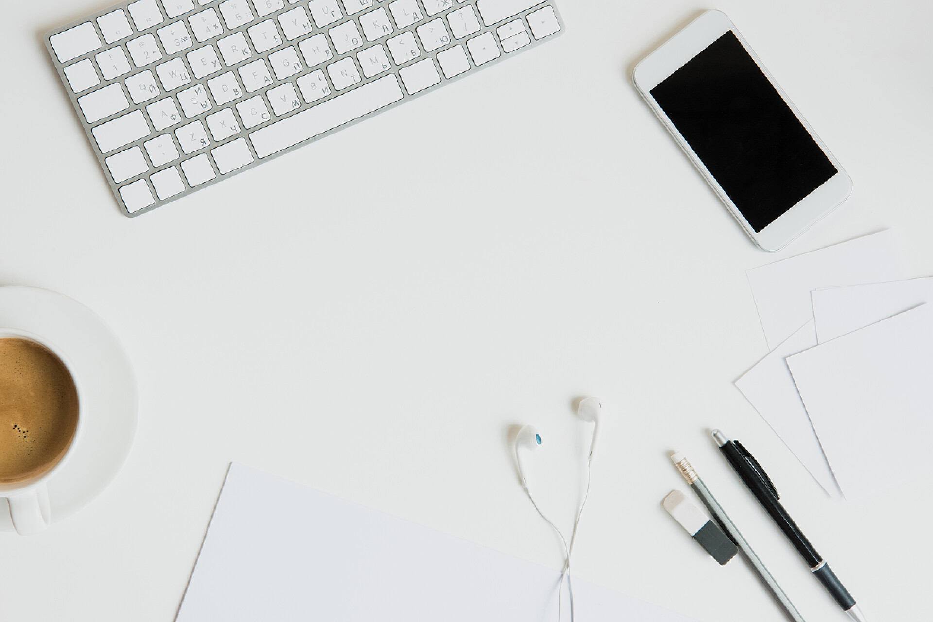 办公桌上的办公用品俯视图键盘与办公用品