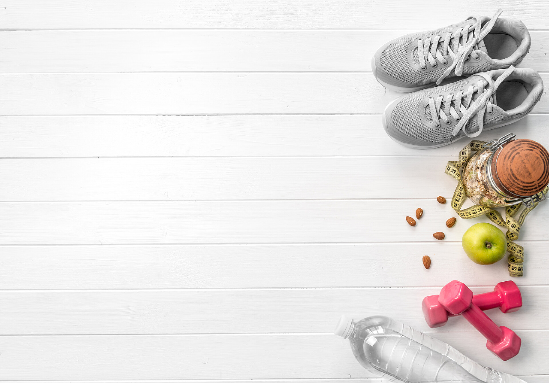 白色木板上的跑步鞋和健身食品灰色的跑步鞋，空间上侧的文本