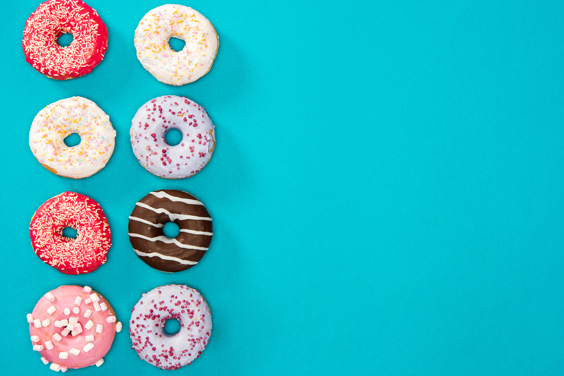 甜甜圈以简约的风格背景几个甜甜圈与各种釉 