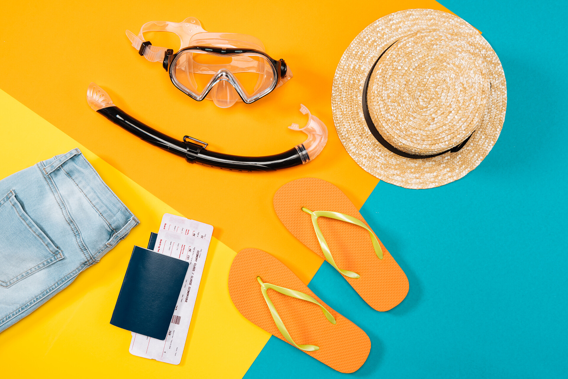 彩色背景上的智能手机和浮潜设备的顶视图准备好的暑假 