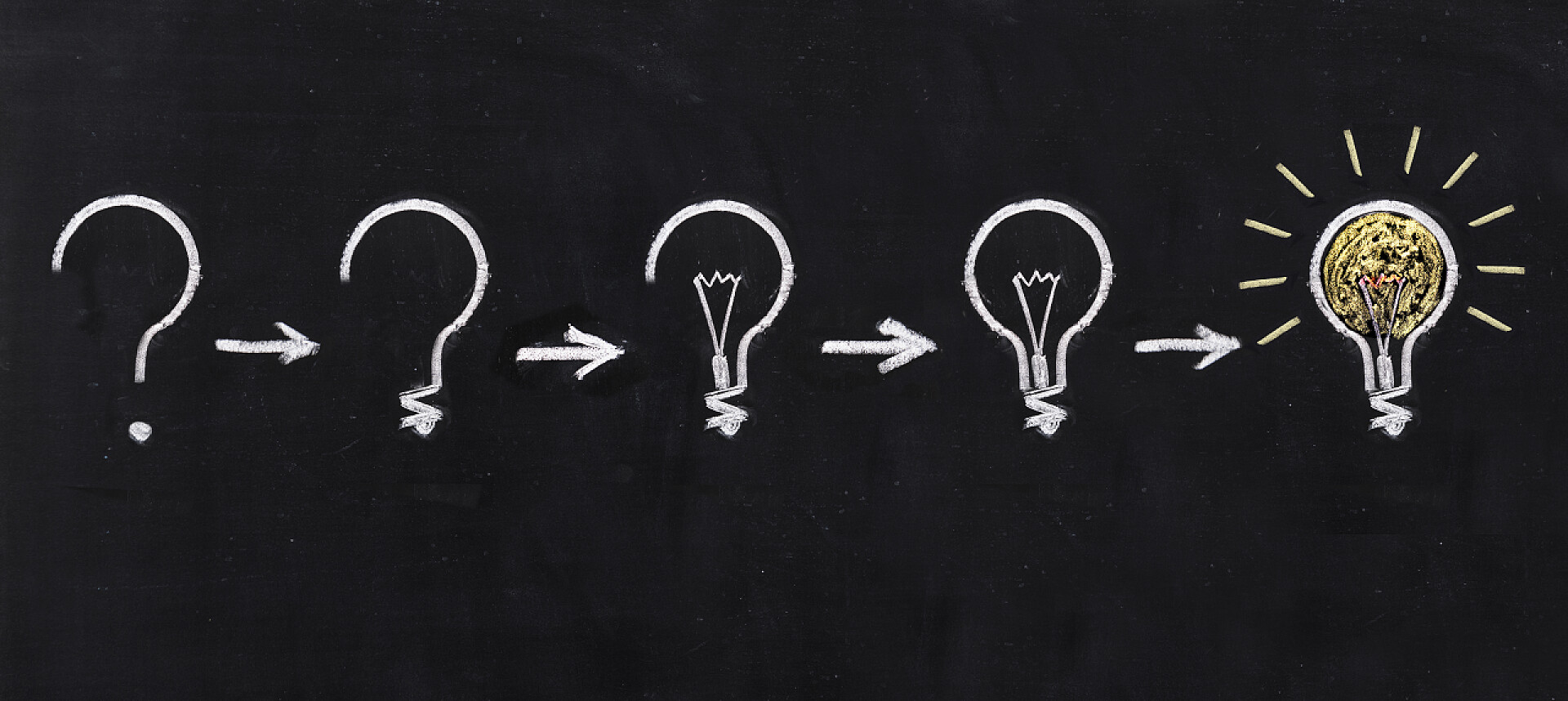 黑色和白色灯泡使用黑板背景上的涂鸦艺术黑色和白色灯泡使用上黑板高建群的涂鸦艺术