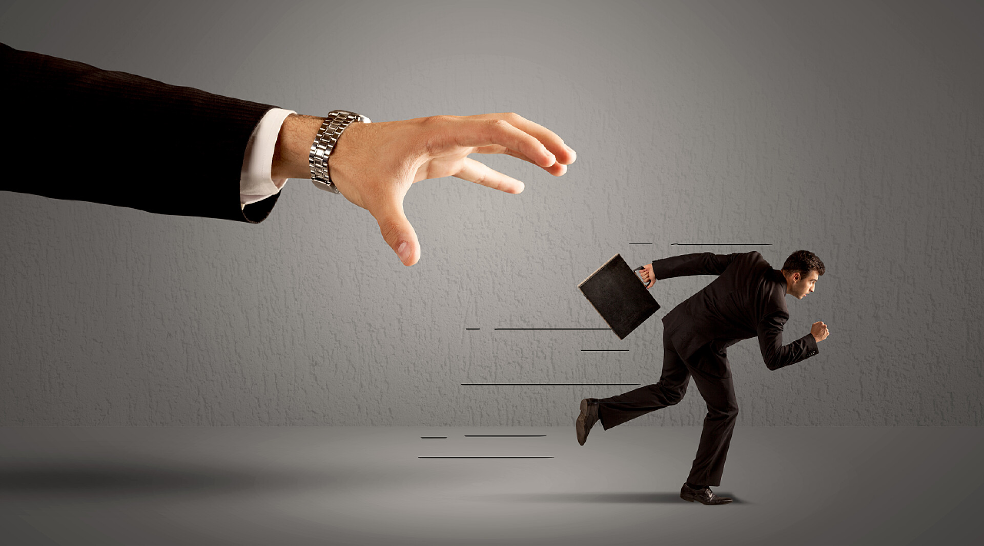 一个巨大手正在抓一个快速奔跑的拎包的商人商人从一个巨大的手里跑掉了