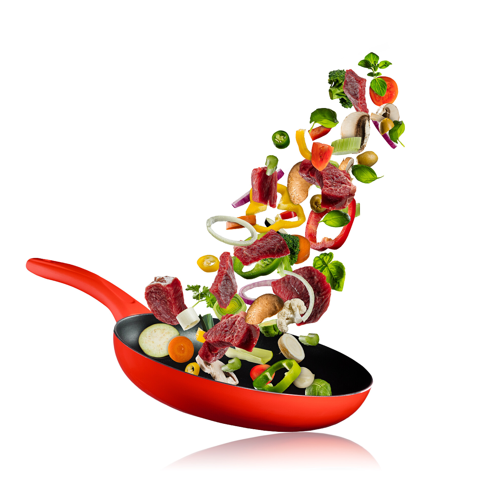 白色背景上的新鲜的蔬菜和牛肉飞进平底锅新鲜的蔬菜和牛肉肉飞入泛在白色背景上