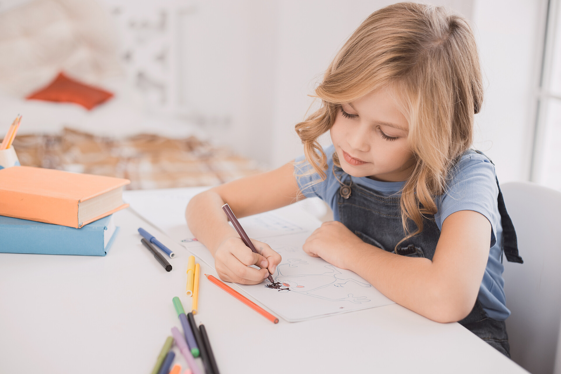 小女孩在家里画画小家伙的女孩在家里画创造力发展